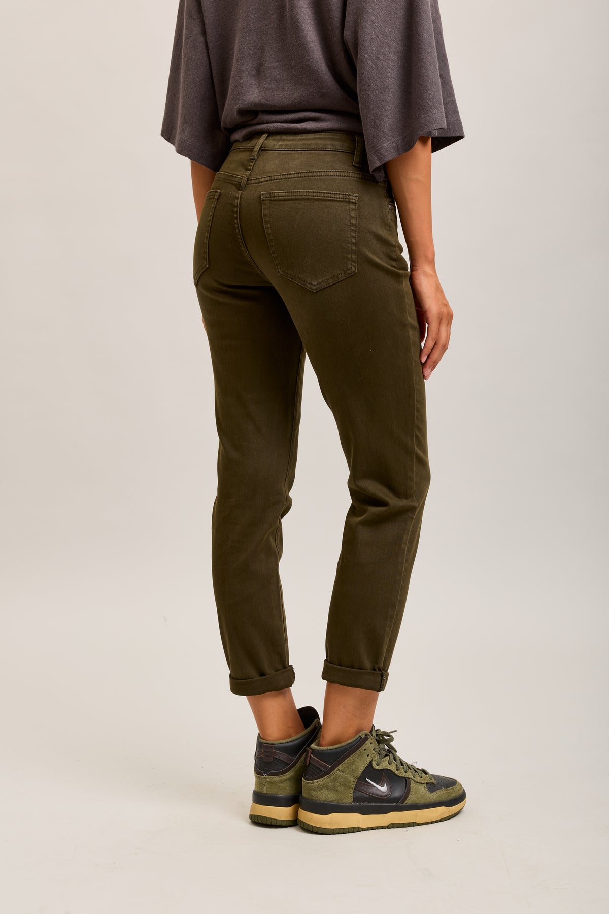 Pantalones vaqueros estilo boyfriend de denim elástico con puños minimalistas Toxik3