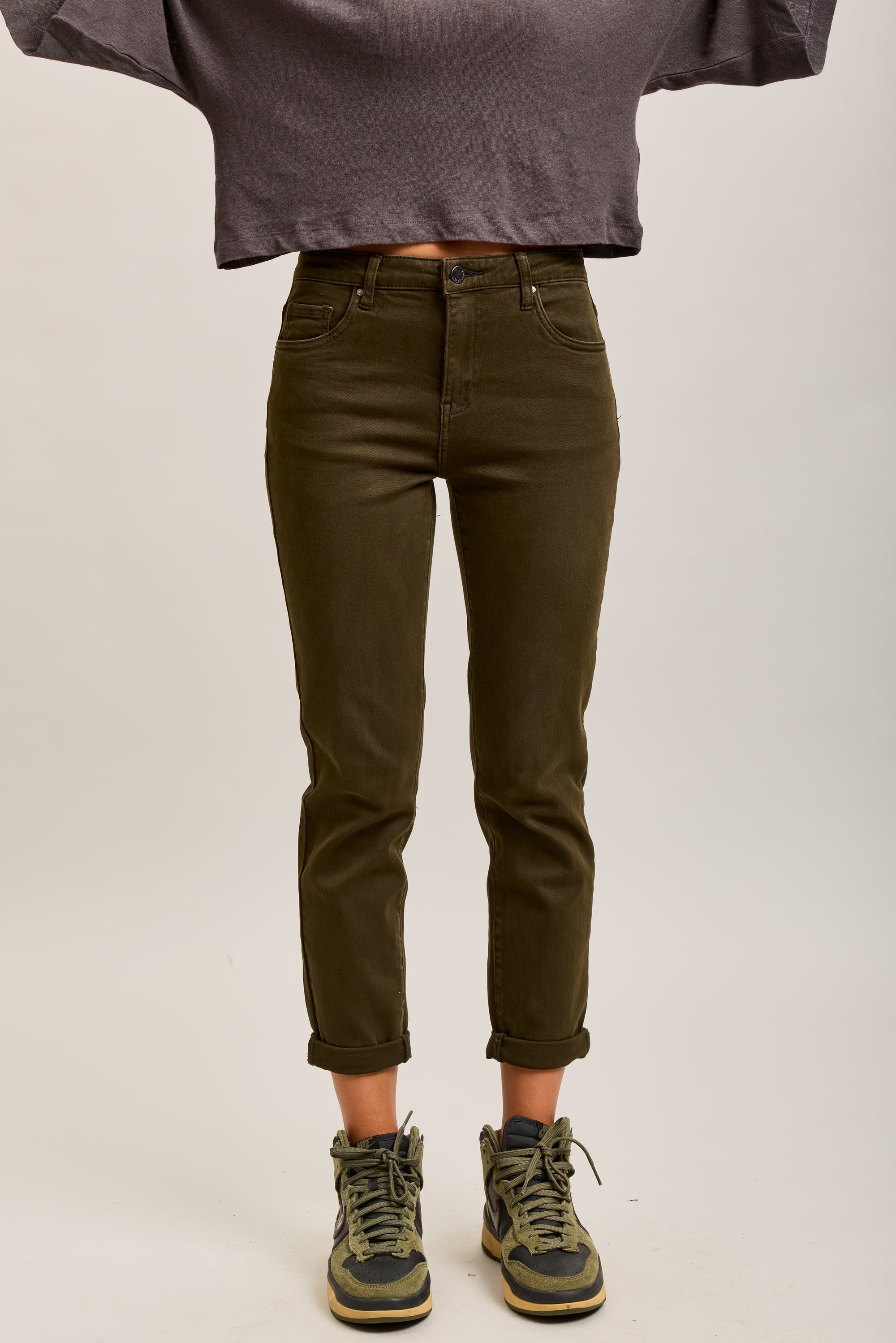 Pantalones vaqueros estilo boyfriend de denim elástico con puños minimalistas Toxik3