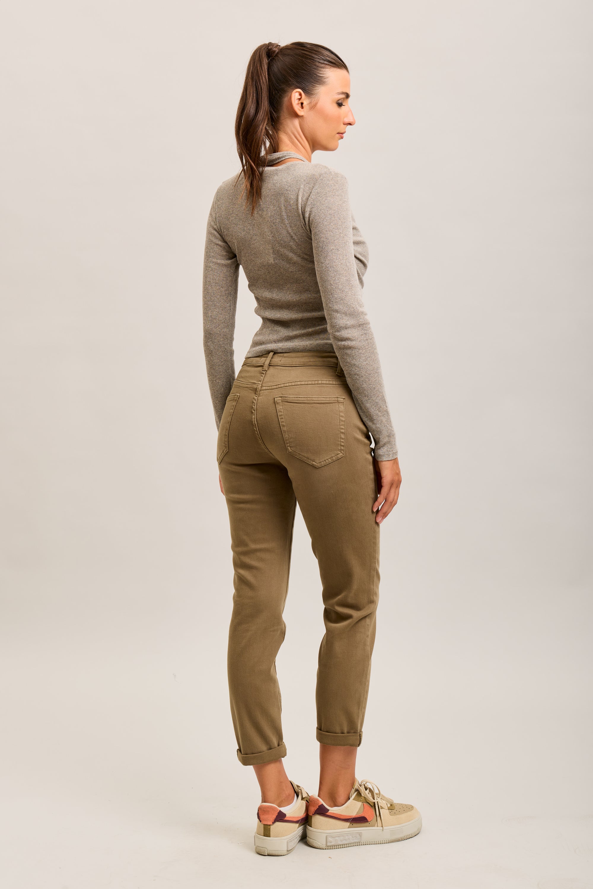 Pantalones vaqueros estilo boyfriend de denim elástico con puños minimalistas Toxik3