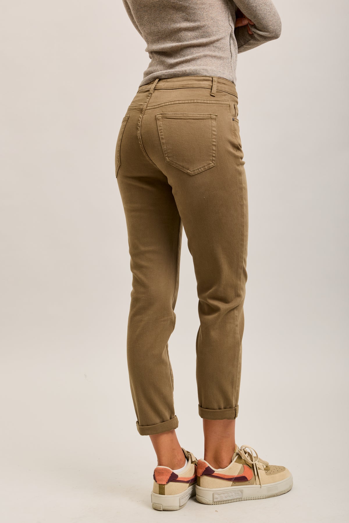 Pantalones vaqueros estilo boyfriend de denim elástico con puños minimalistas Toxik3