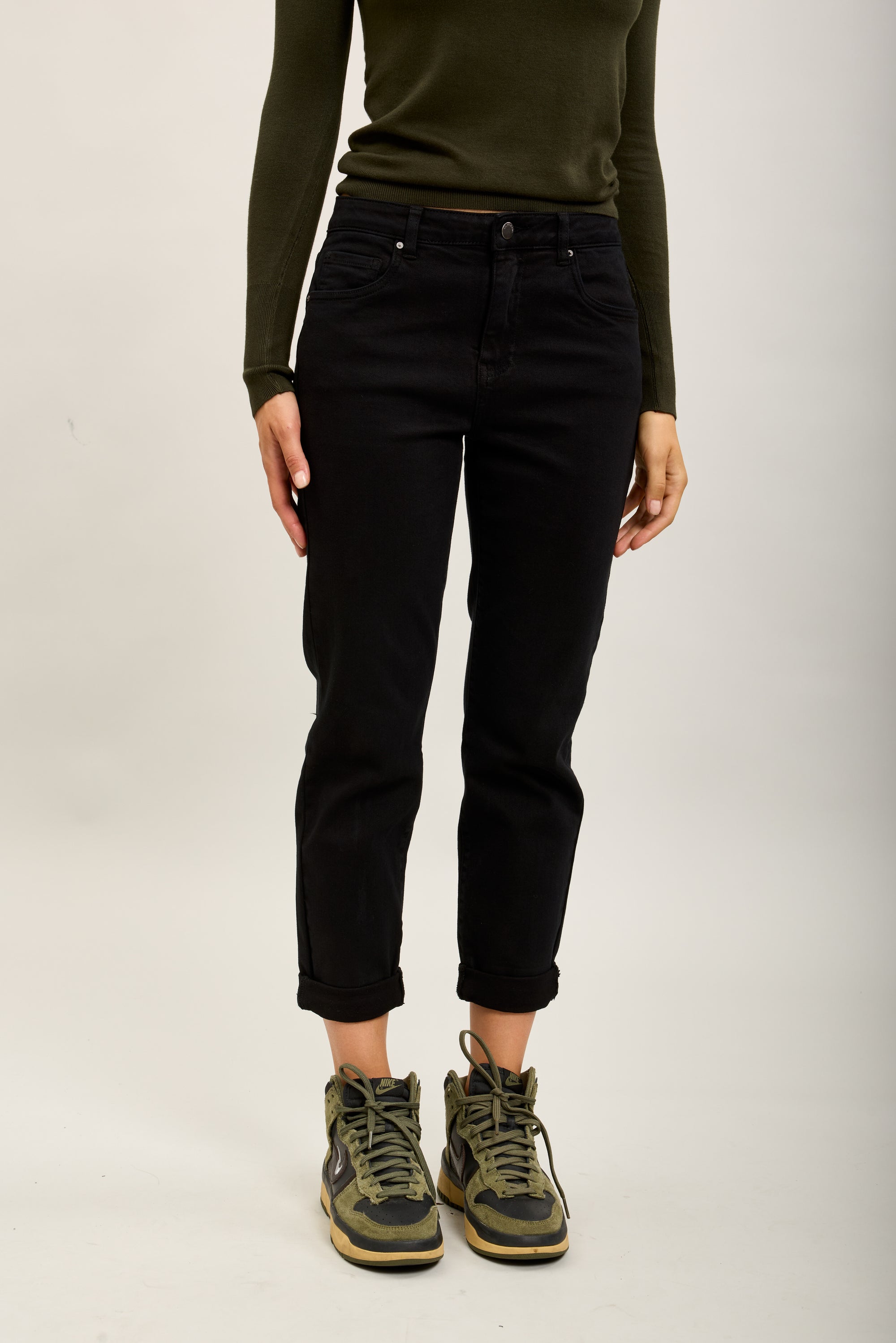 Pantalones vaqueros estilo boyfriend de denim elástico con puños minimalistas Toxik3