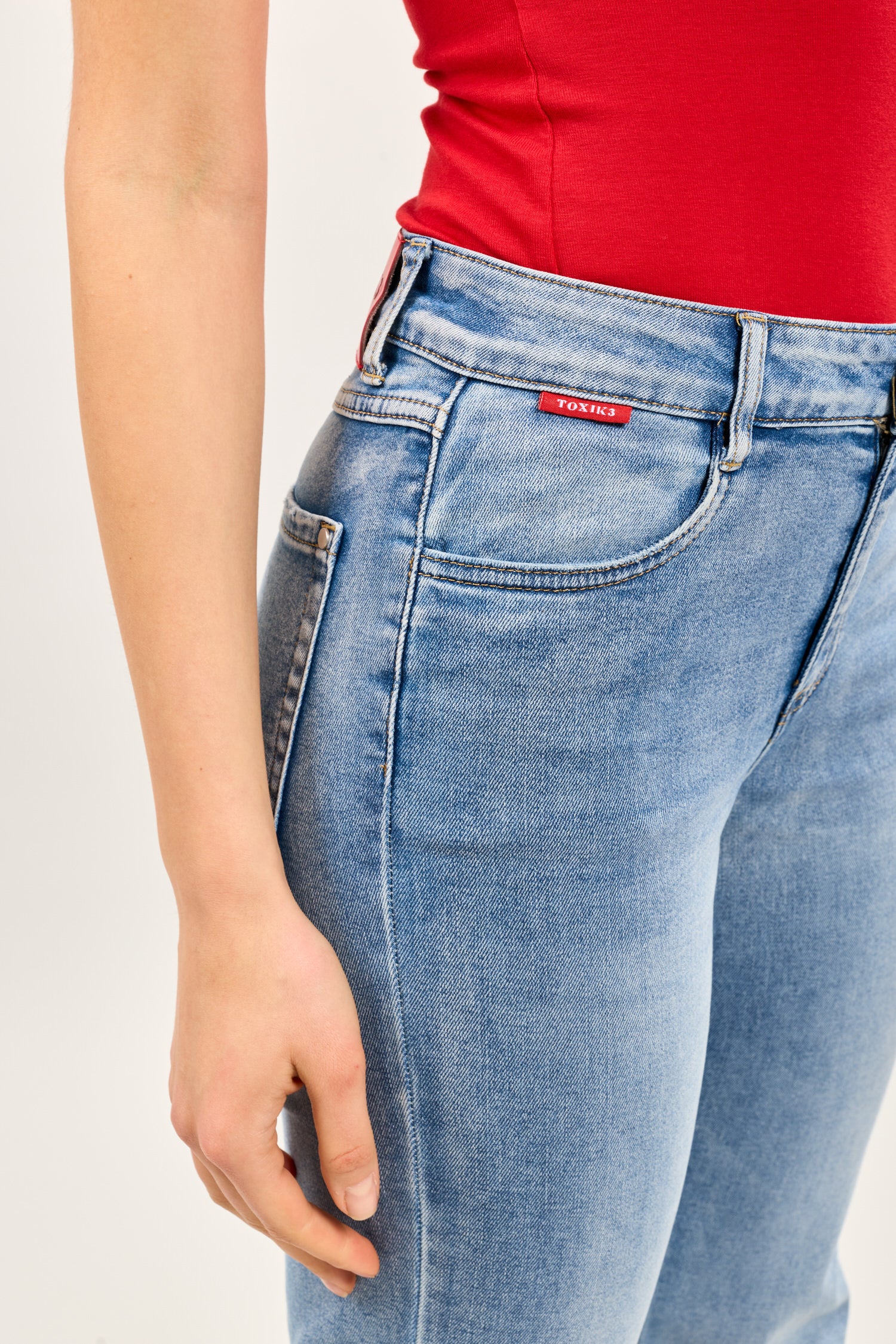 Toxik3 jean droit taille haute jacron rouge