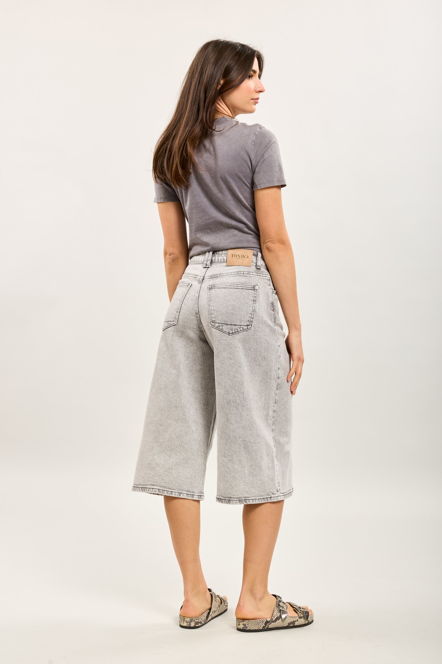 Raw blue low-rise Bermuda shorts