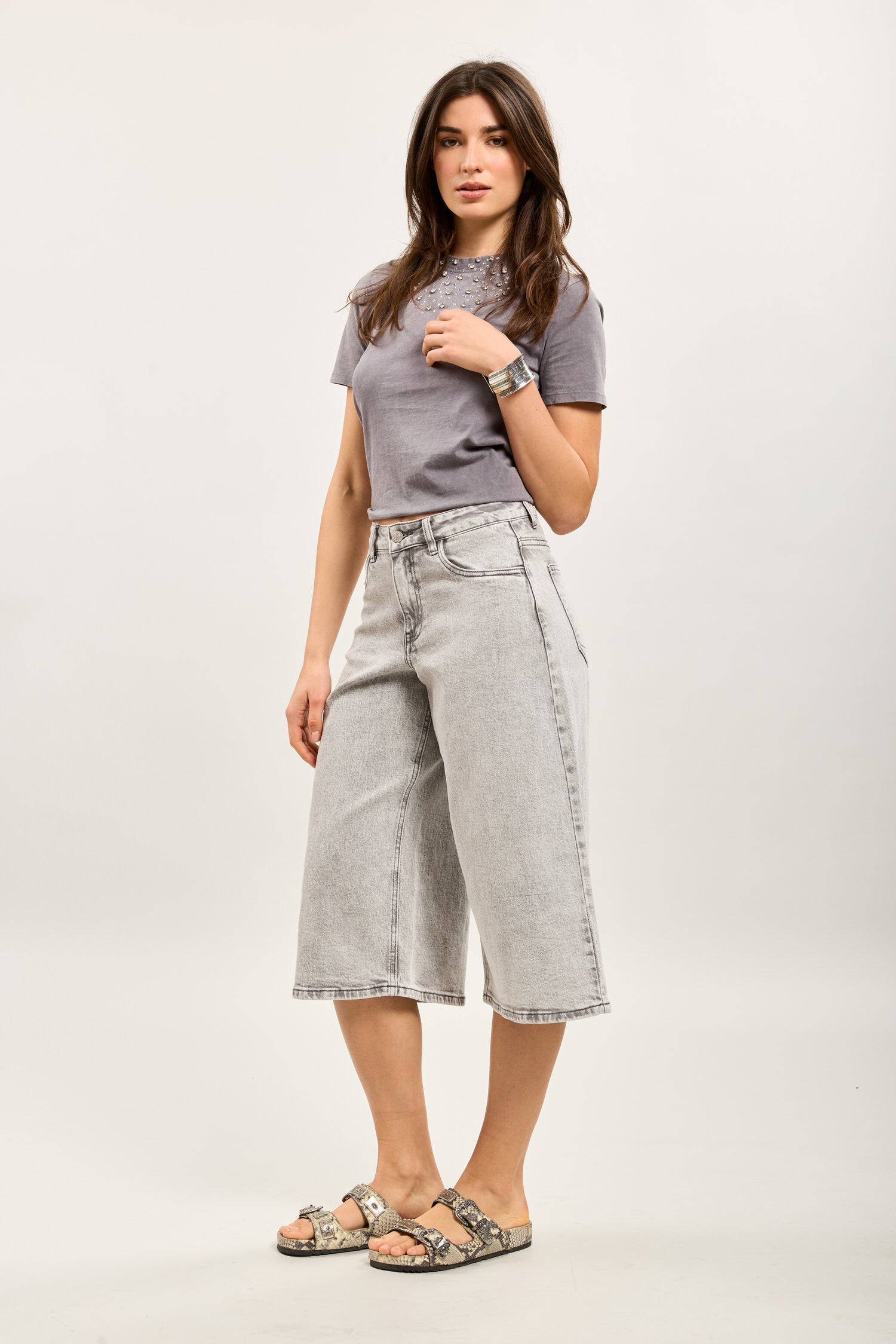 Raw blue low-rise Bermuda shorts