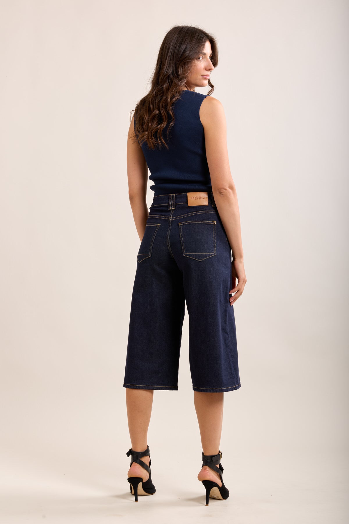 Raw blue low-rise Bermuda shorts