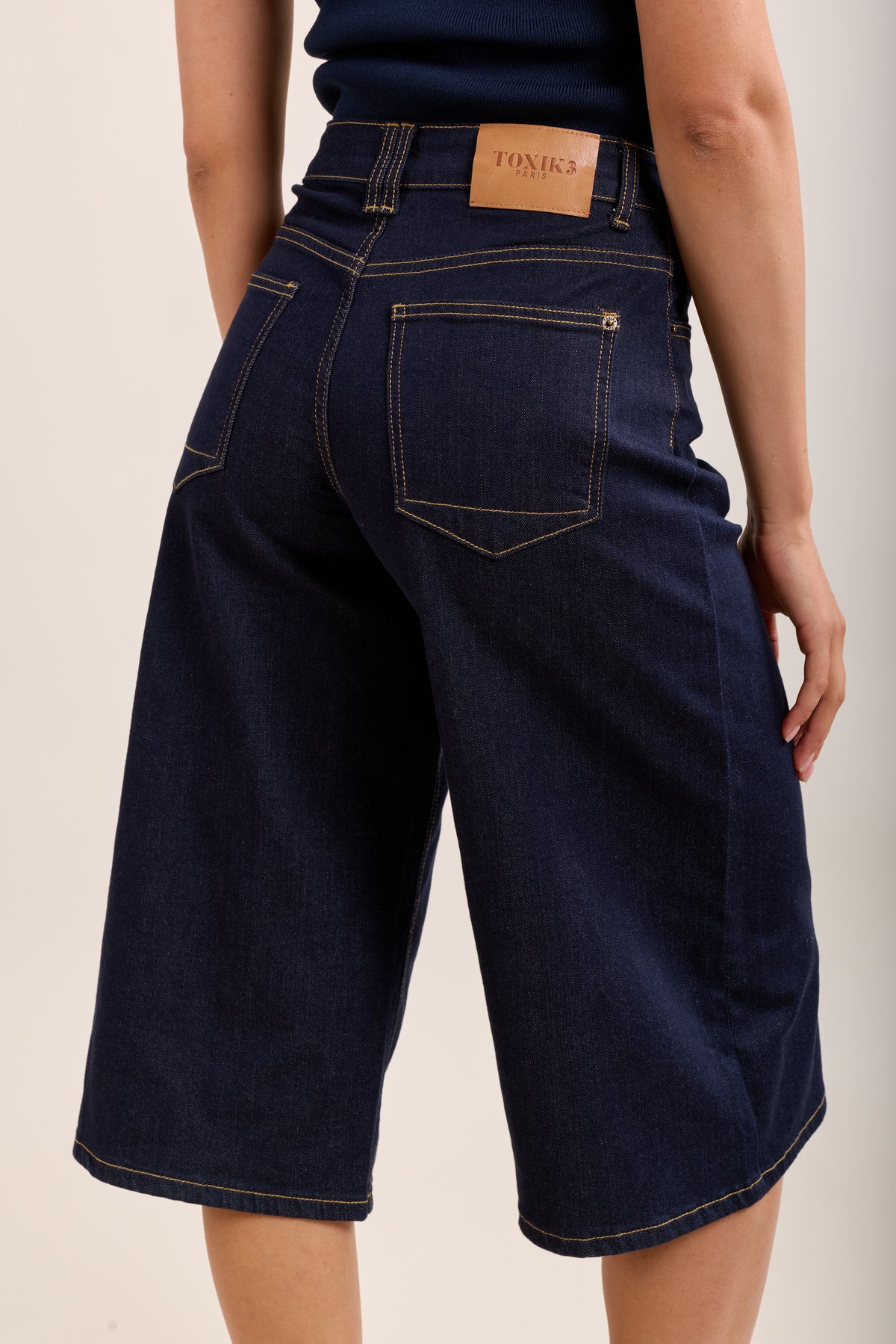 Raw blue low-rise Bermuda shorts