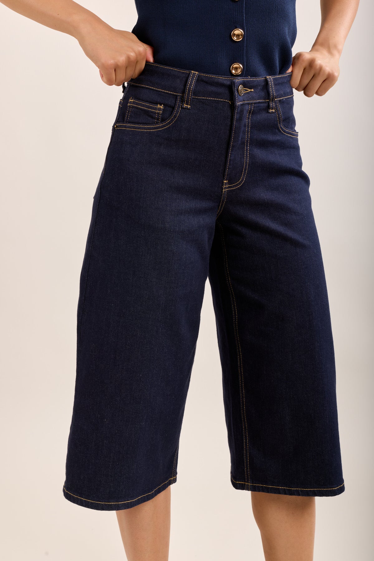 Raw blue low-rise Bermuda shorts
