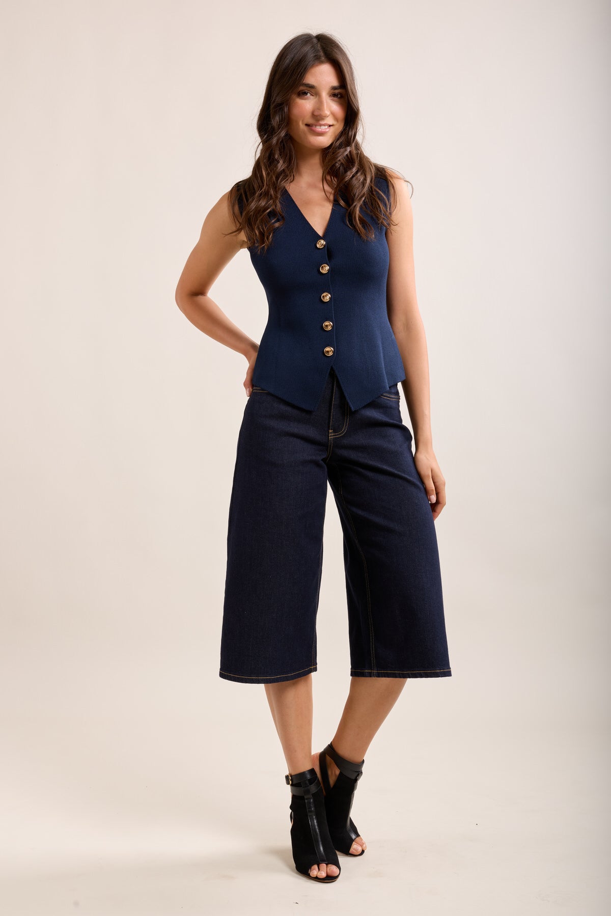 Raw blue low-rise Bermuda shorts