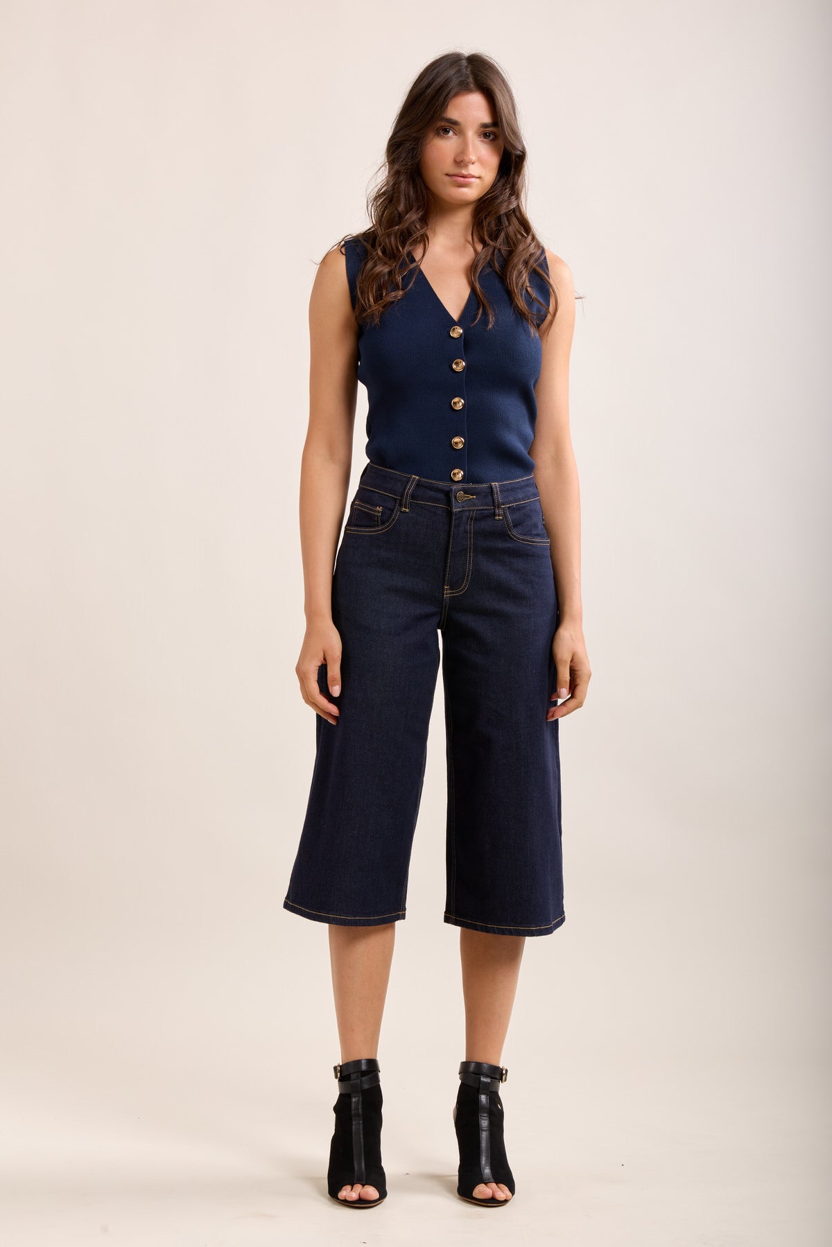Raw blue low-rise Bermuda shorts