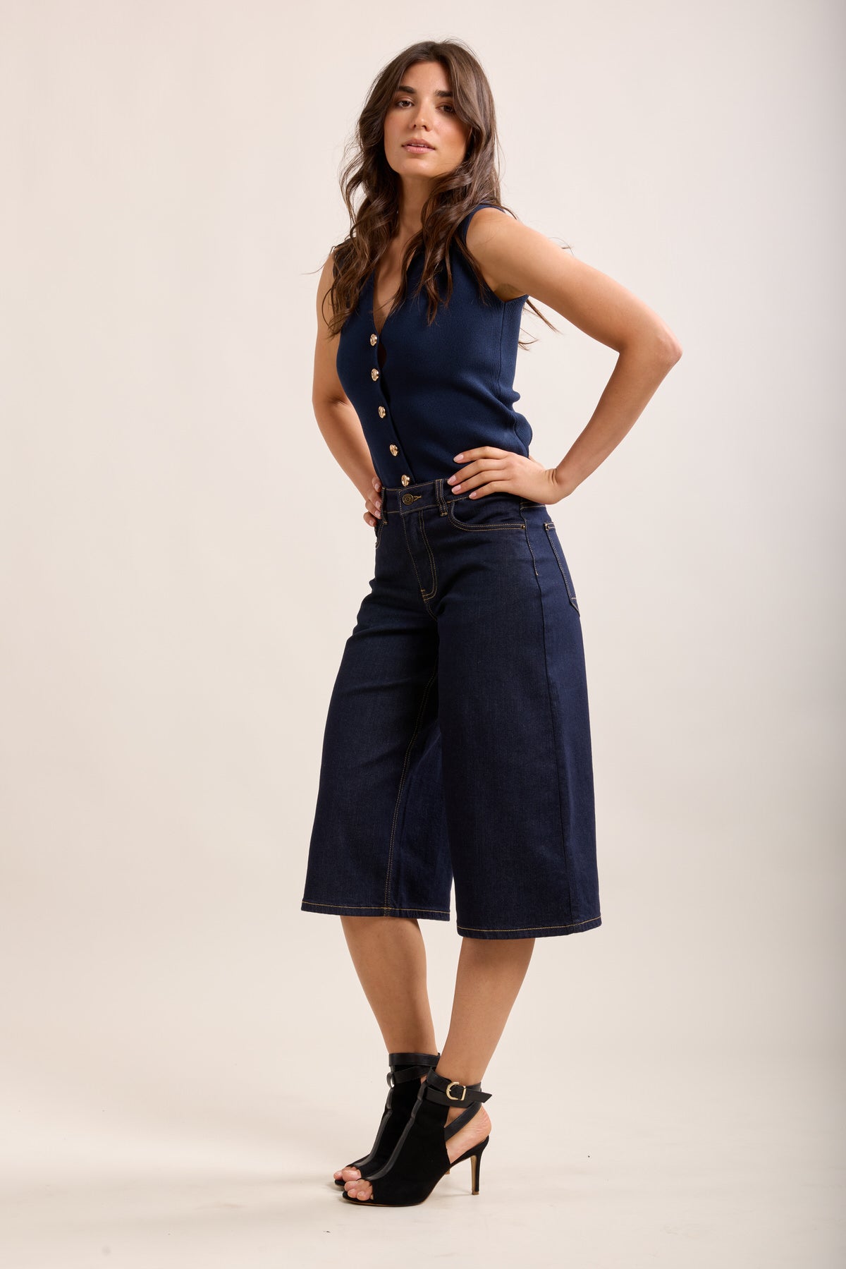 Raw blue low-rise Bermuda shorts