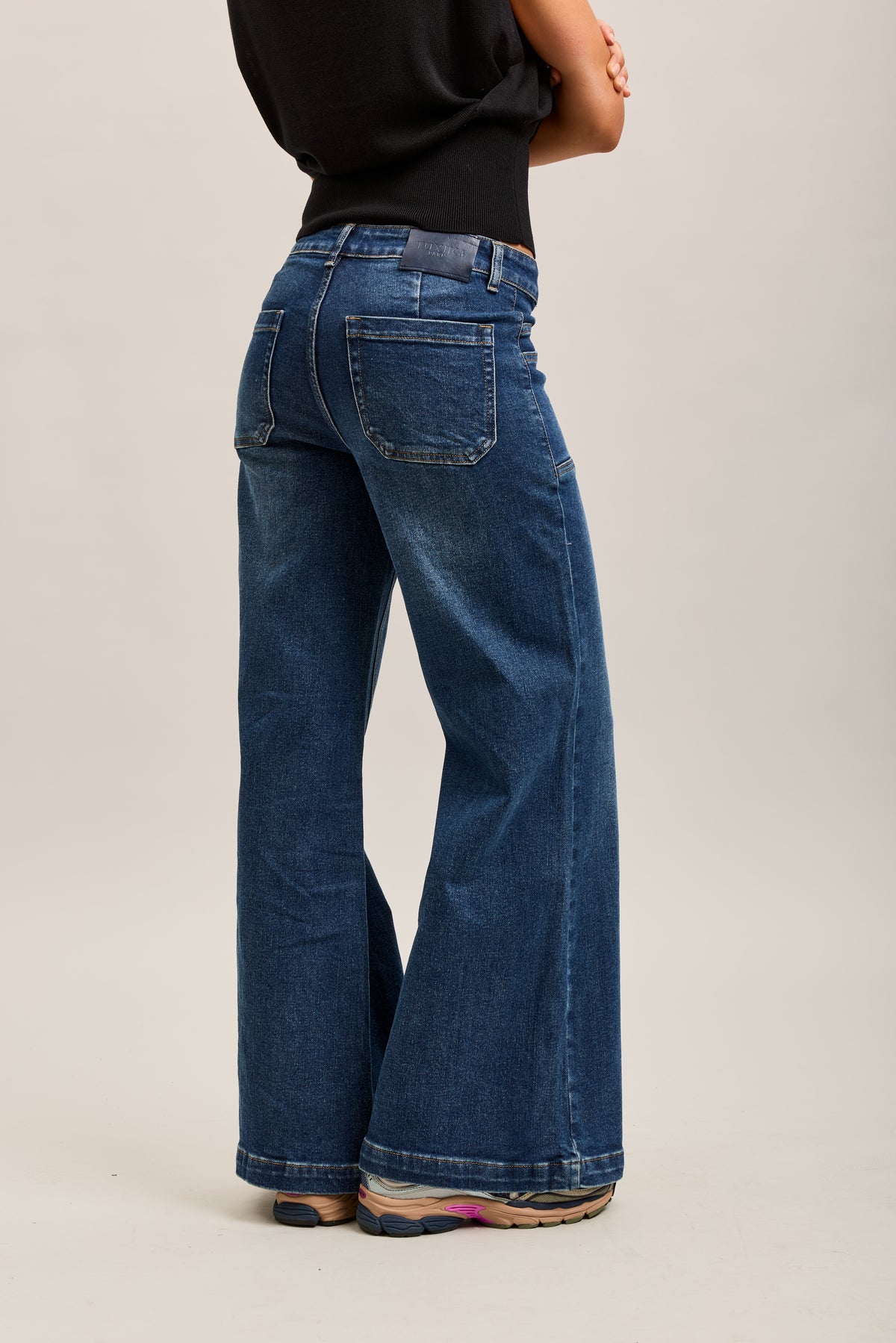 Weite Stretch-Jeanshose von Toxik3, doppelte Ausschnitte an den Vordertaschen