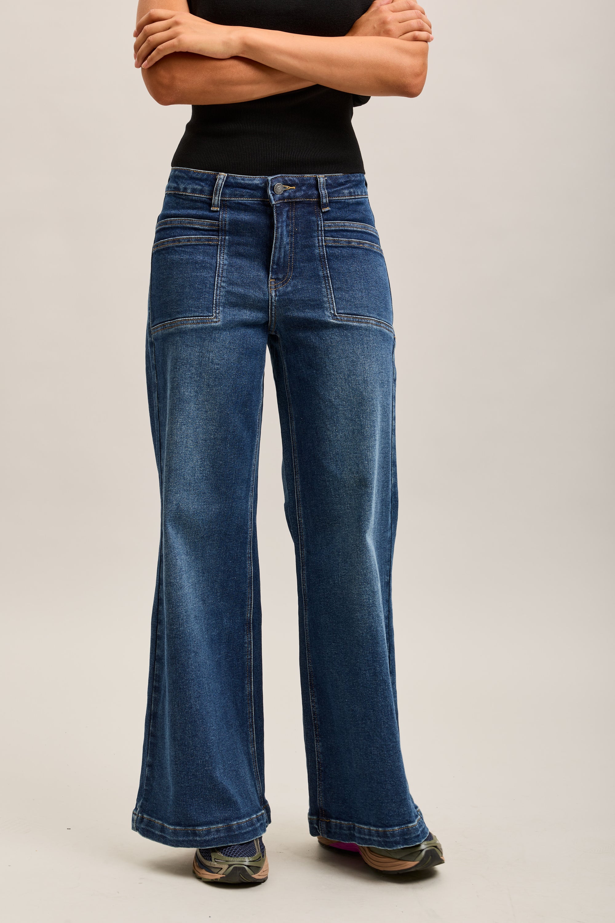Weite Stretch-Jeanshose von Toxik3, doppelte Ausschnitte an den Vordertaschen