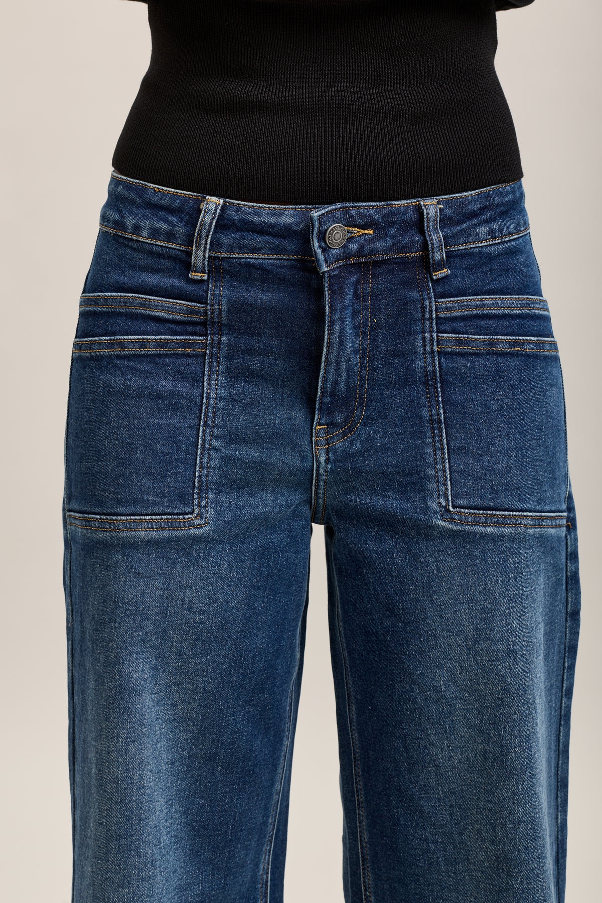 Weite Stretch-Jeanshose von Toxik3, doppelte Ausschnitte an den Vordertaschen