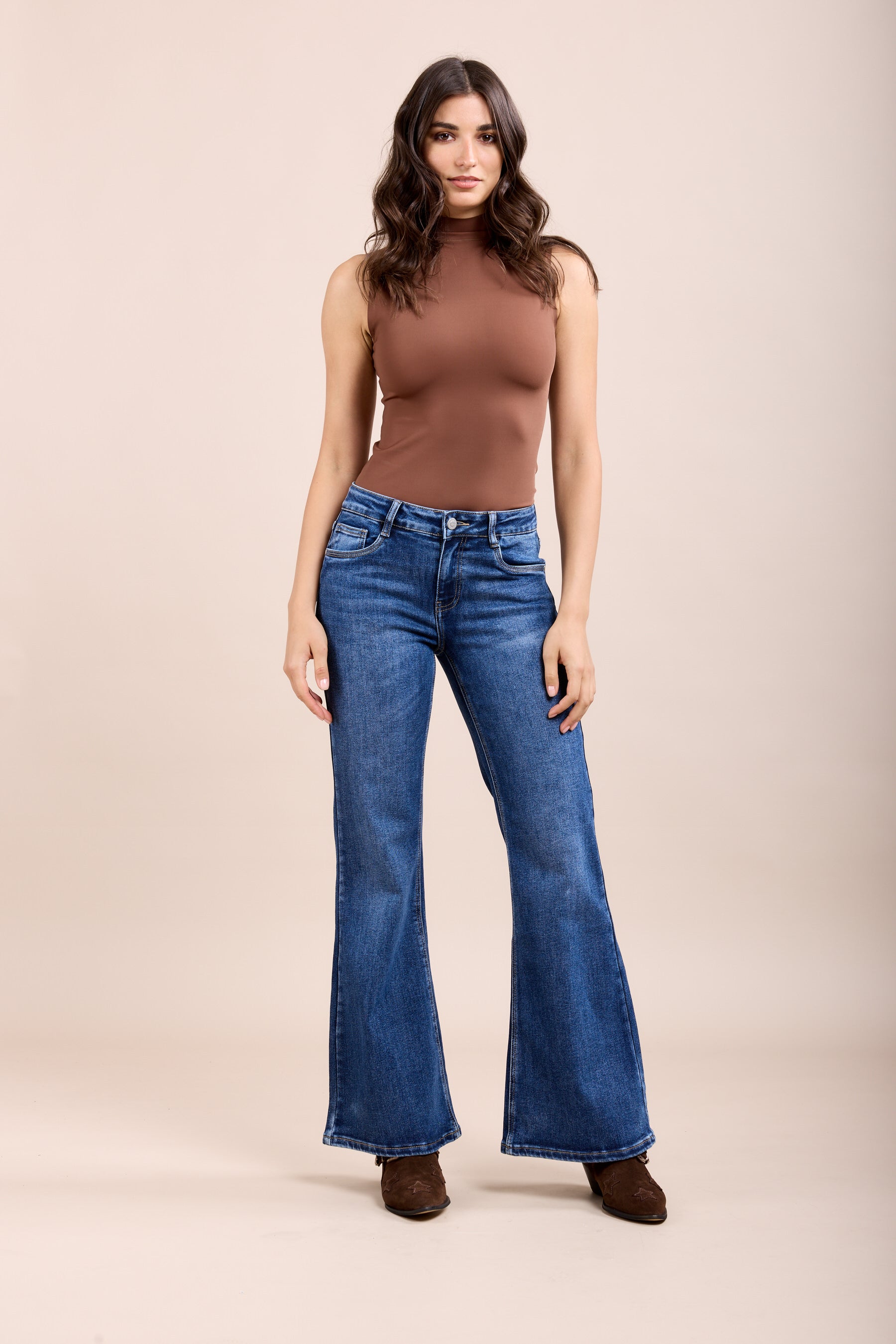 Toxik3 Bootcut-Stretch-Jeanshose mit metallischen Herztaschen