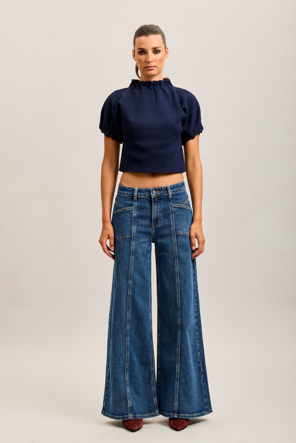 Weite Stretch-Jeanshose von Toxik3 mit Ausschnitten und Taschen