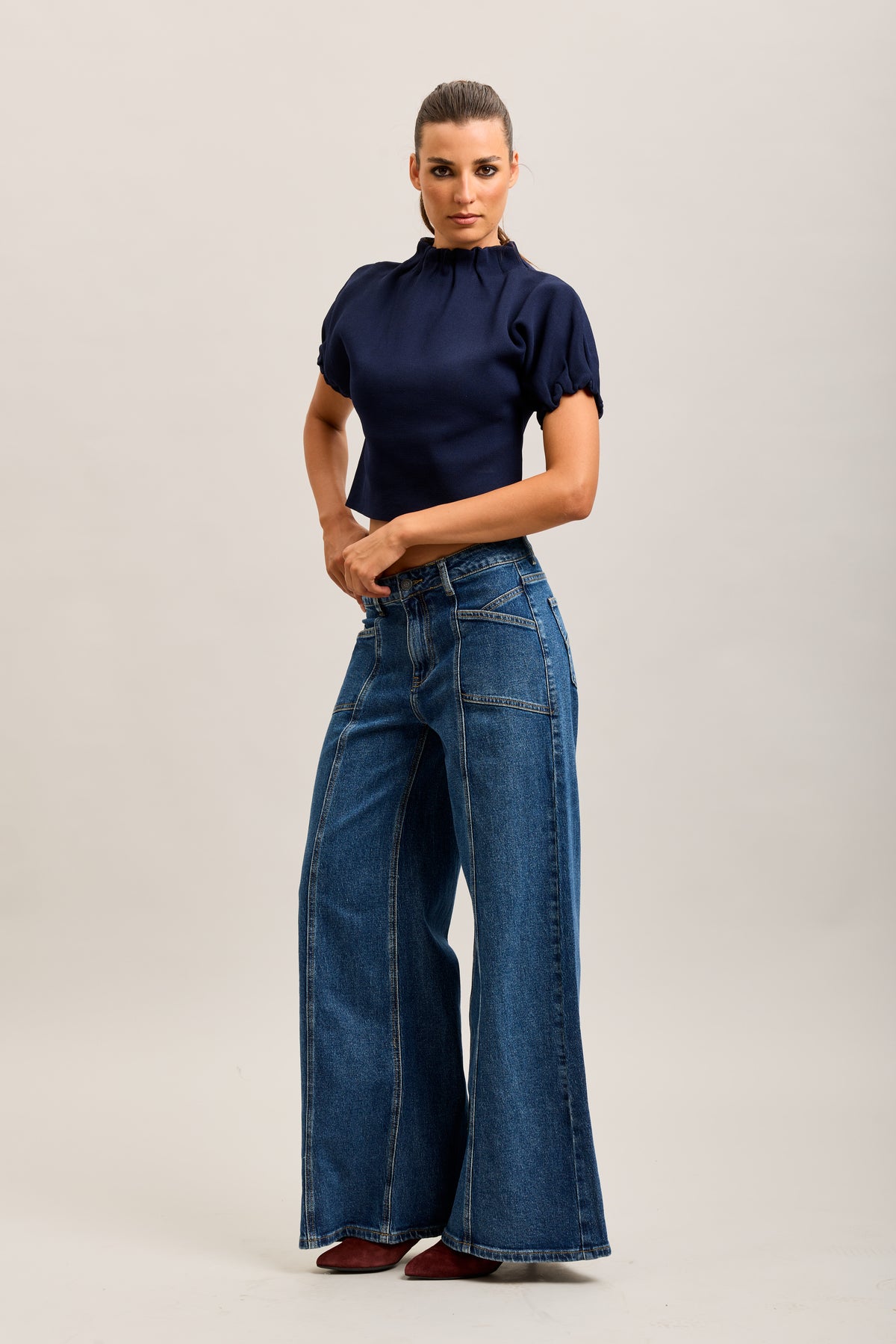 Weite Stretch-Jeanshose von Toxik3 mit Ausschnitten und Taschen