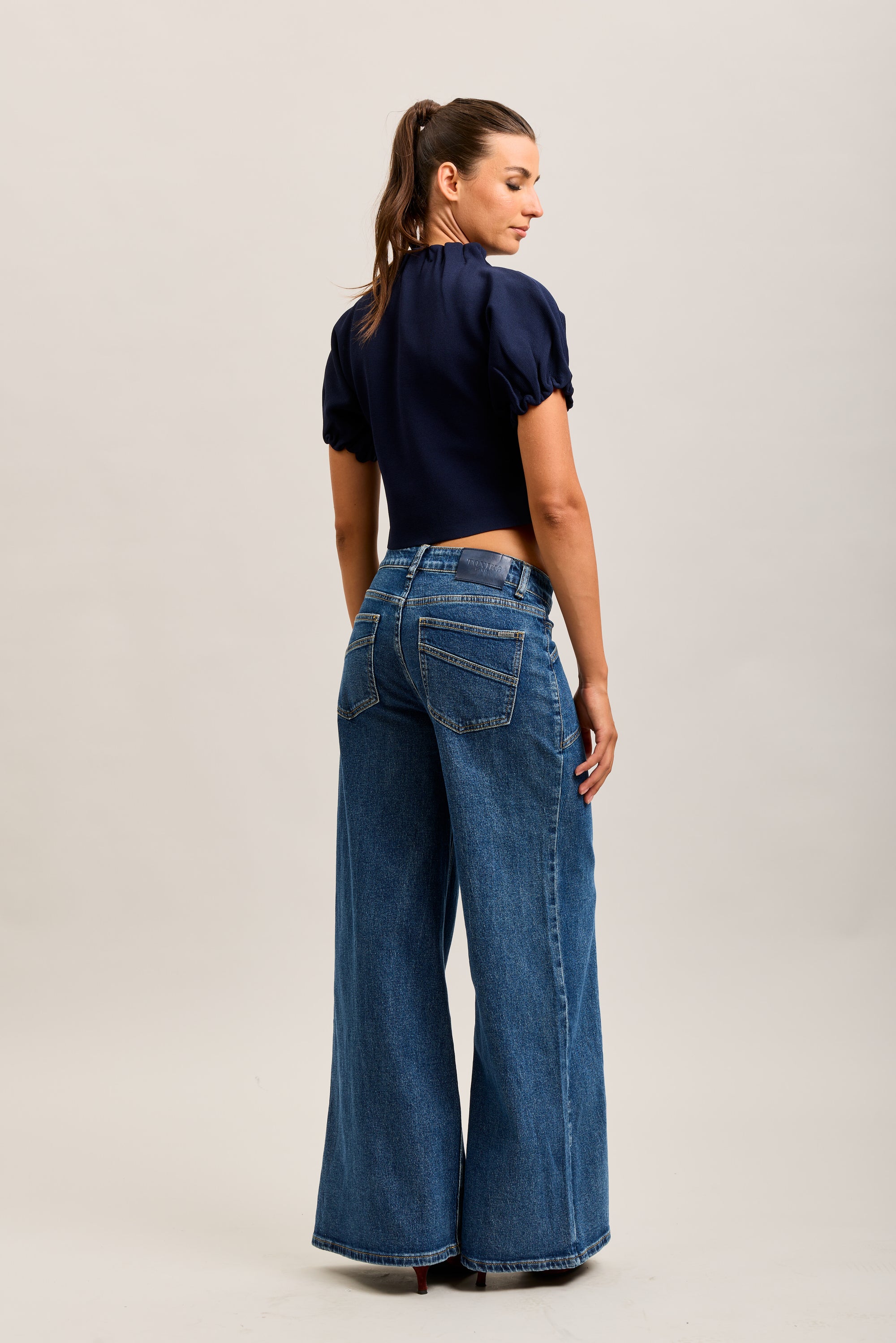 Weite Stretch-Jeanshose von Toxik3 mit Ausschnitten und Taschen