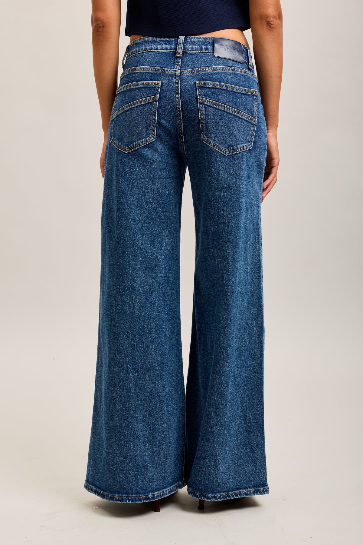 Weite Stretch-Jeanshose von Toxik3 mit Ausschnitten und Taschen