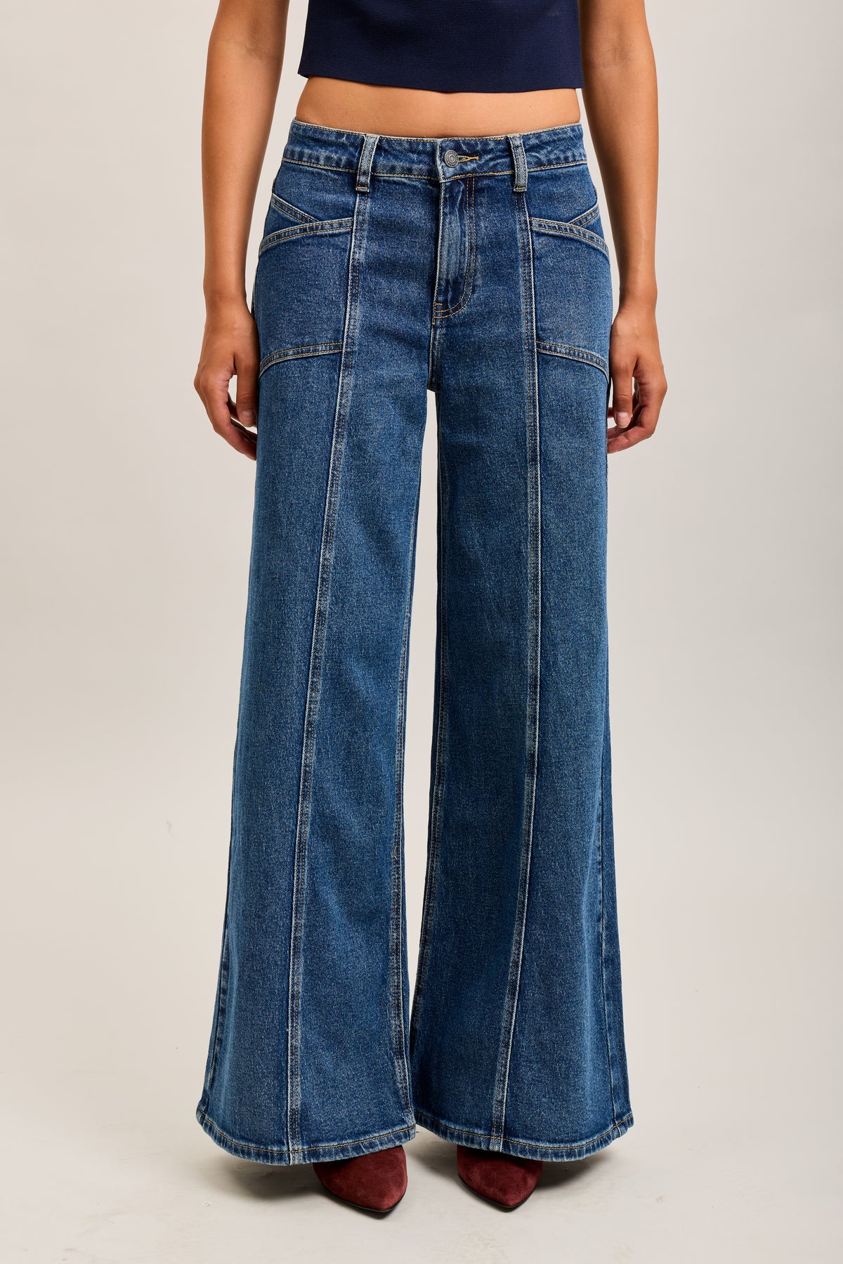 Weite Stretch-Jeanshose von Toxik3 mit Ausschnitten und Taschen
