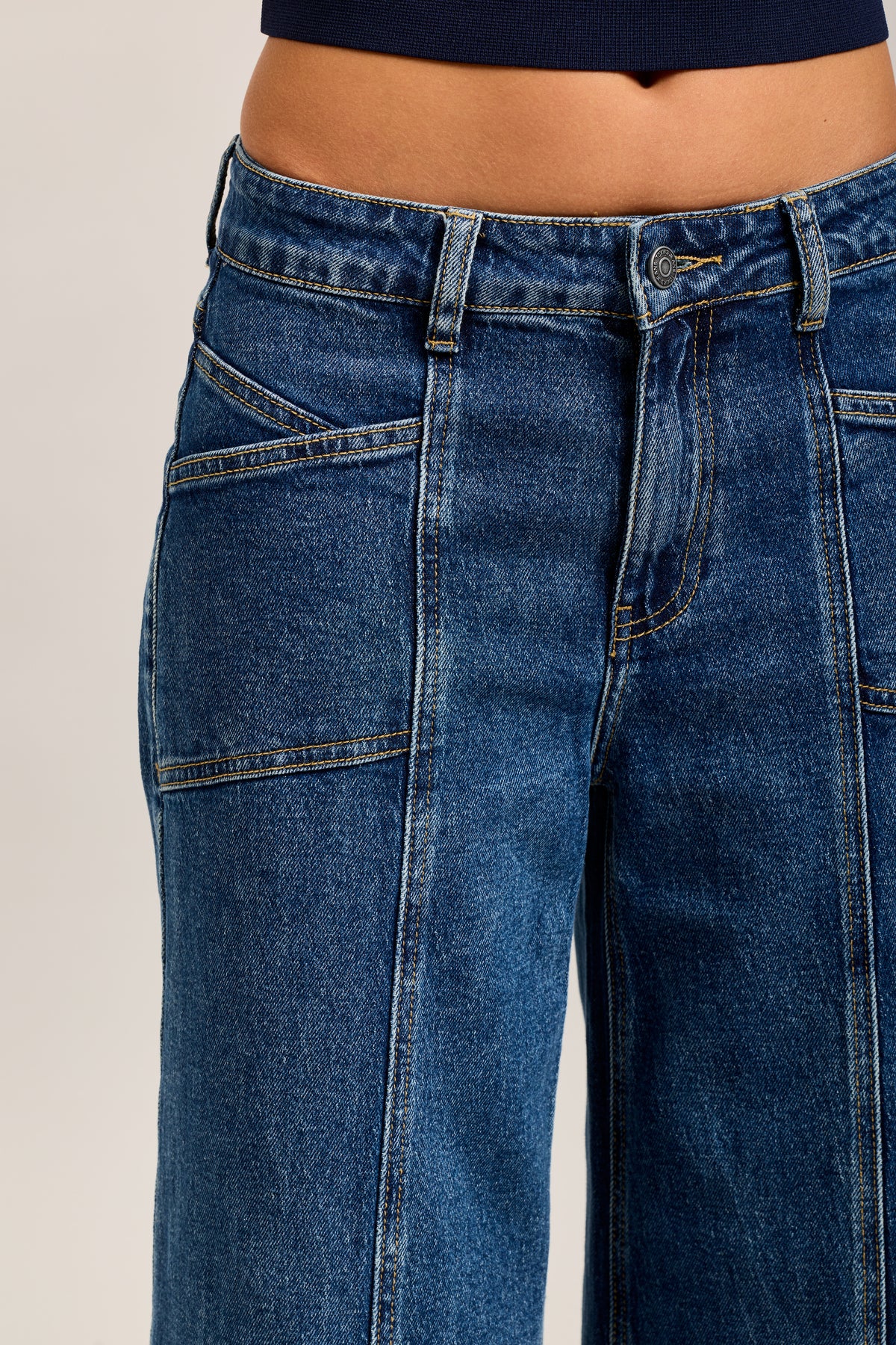 Weite Stretch-Jeanshose von Toxik3 mit Ausschnitten und Taschen