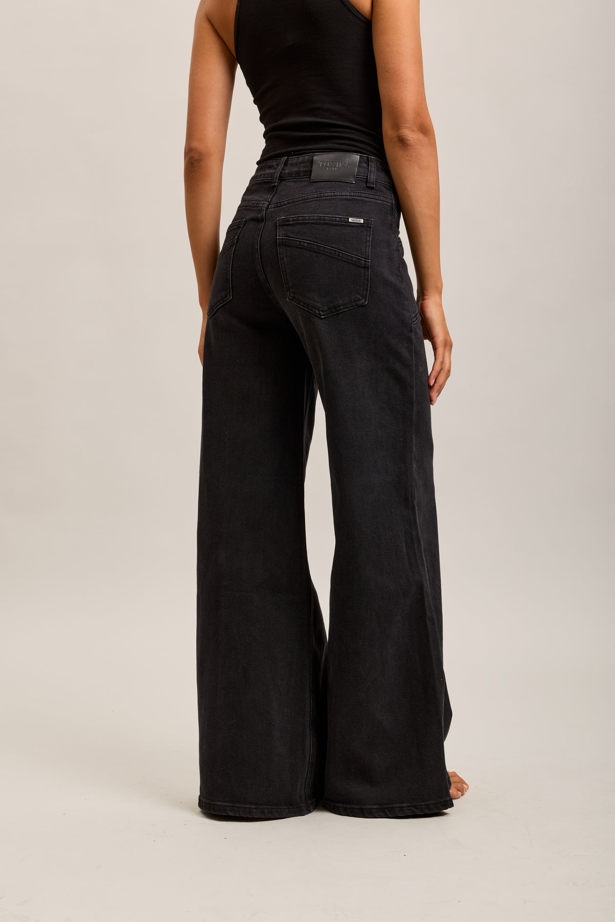 Weite Stretch-Jeanshose von Toxik3 mit Ausschnitten und Taschen