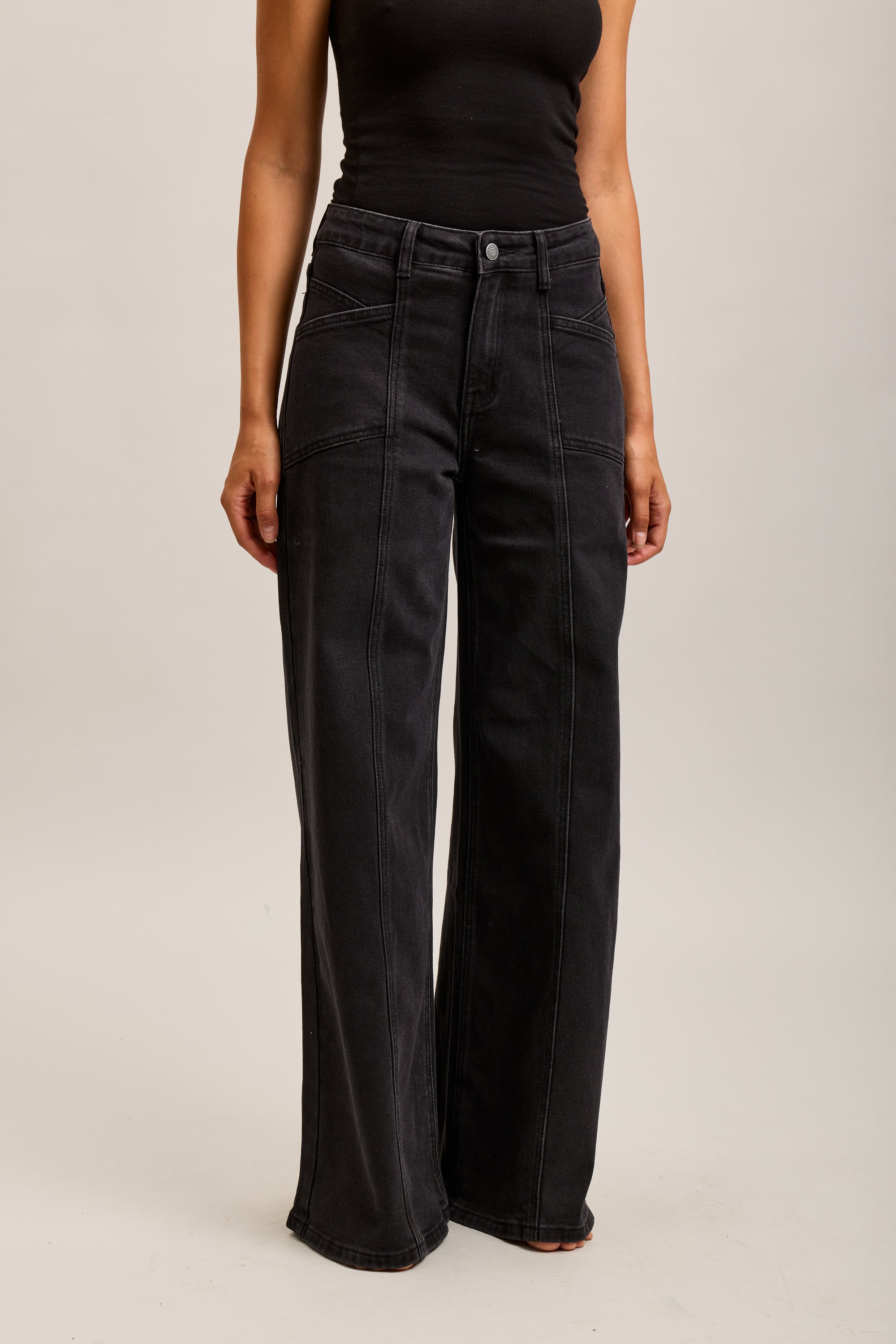 Weite Stretch-Jeanshose von Toxik3 mit Ausschnitten und Taschen