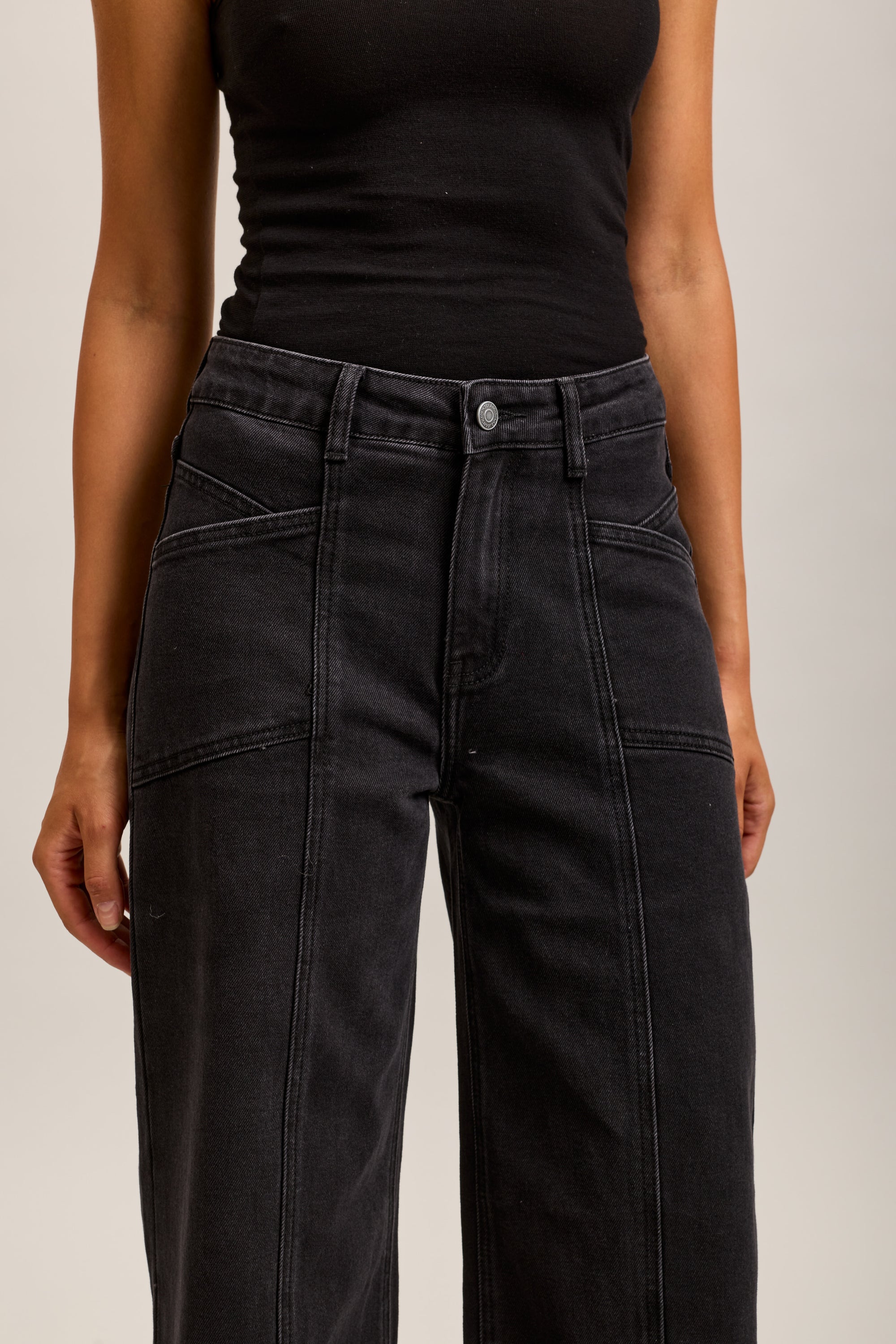 Weite Stretch-Jeanshose von Toxik3 mit Ausschnitten und Taschen