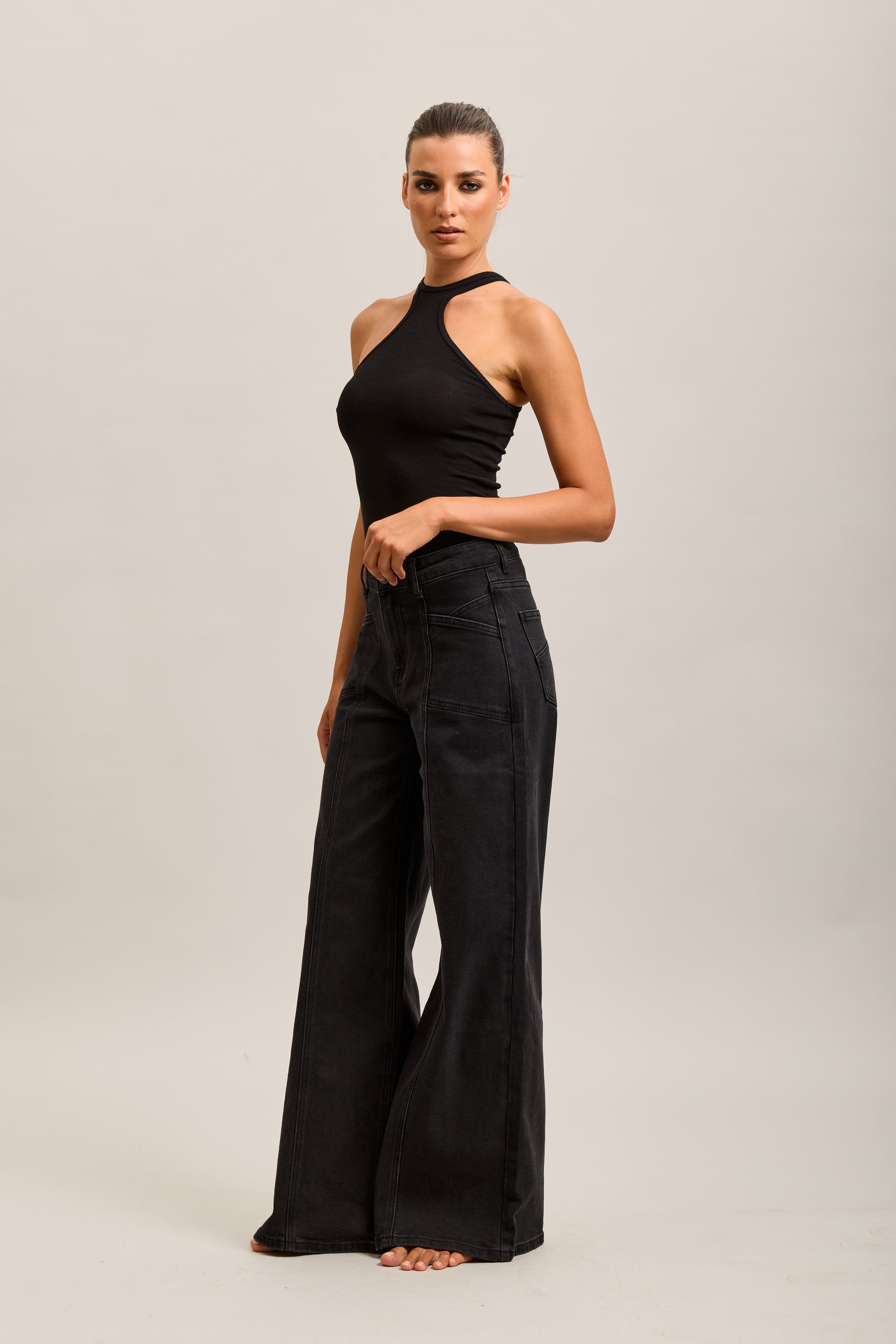 Weite Stretch-Jeanshose von Toxik3 mit Ausschnitten und Taschen