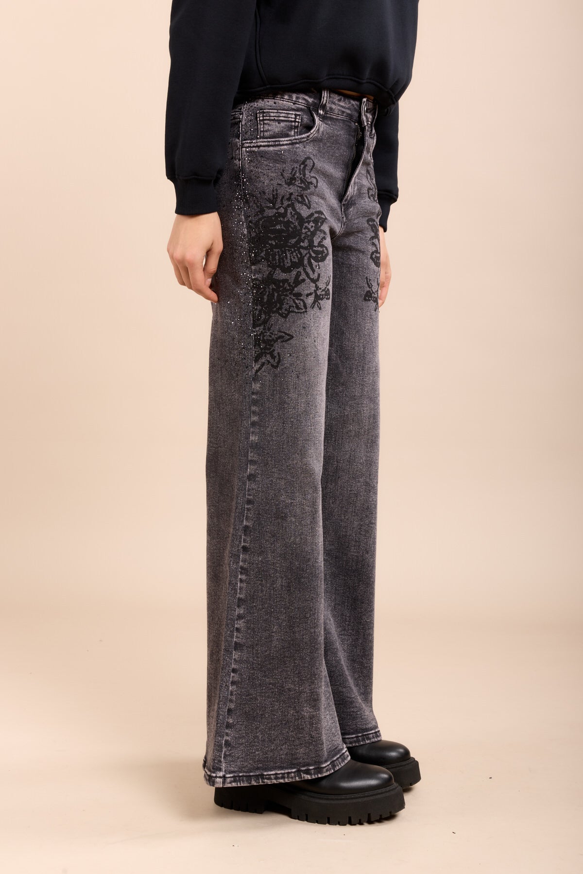 Toxik3 Bootcut-Stretch-Jeanshose mit Strasssteinen und Blumenmustern