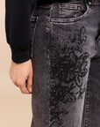 Toxik3 Bootcut-Stretch-Jeanshose mit Strasssteinen und Blumenmustern