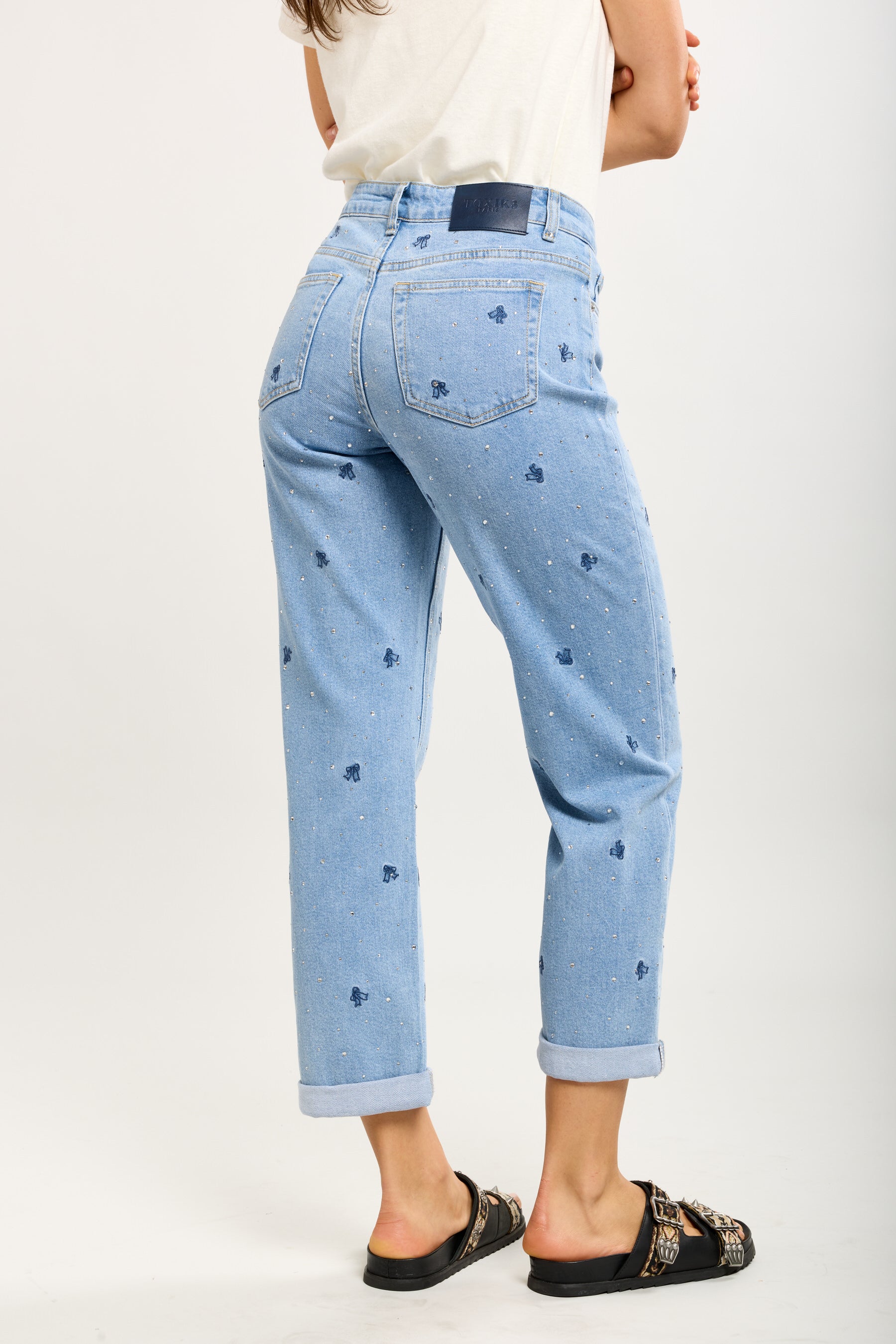Toxik3 Mom-Hose aus Stretch-Denim mit Strasssteinen und Schleifenstickerei