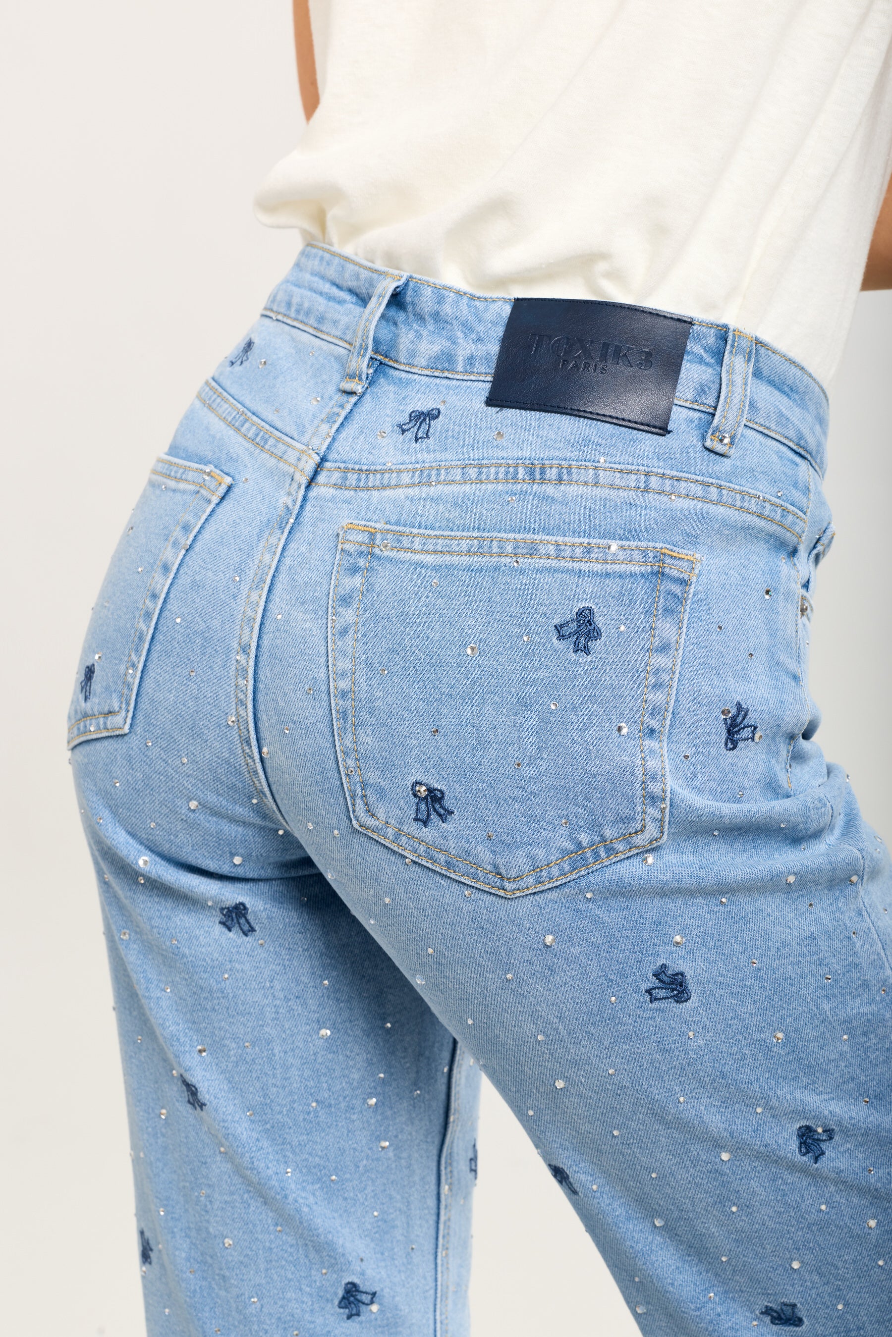 Toxik3 Mom-Hose aus Stretch-Denim mit Strasssteinen und Schleifenstickerei