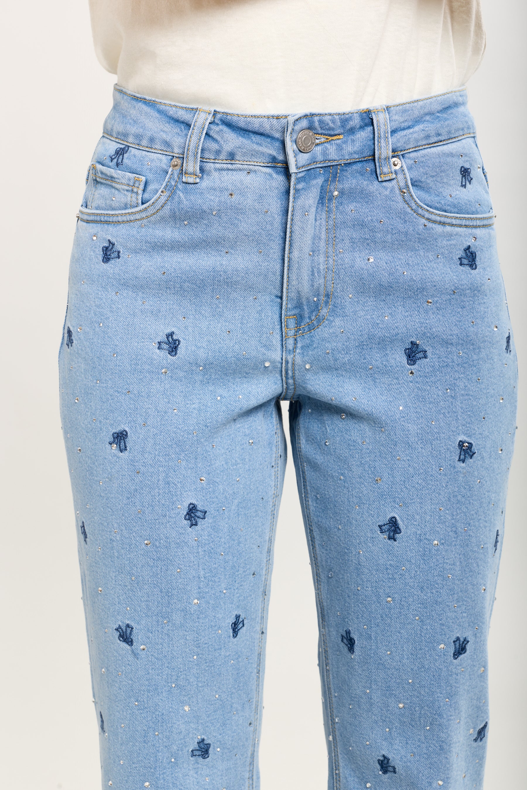 Toxik3 Mom-Hose aus Stretch-Denim mit Strasssteinen und Schleifenstickerei