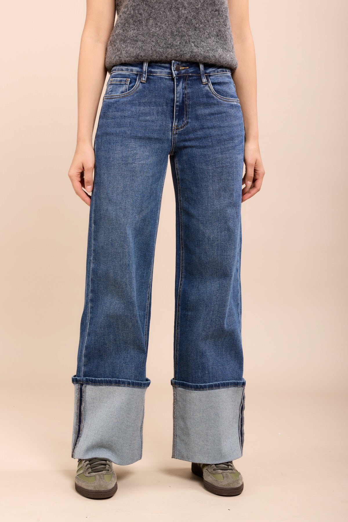 Toxik3 weite Stretch-Jeanshose mit Umschlag L21537