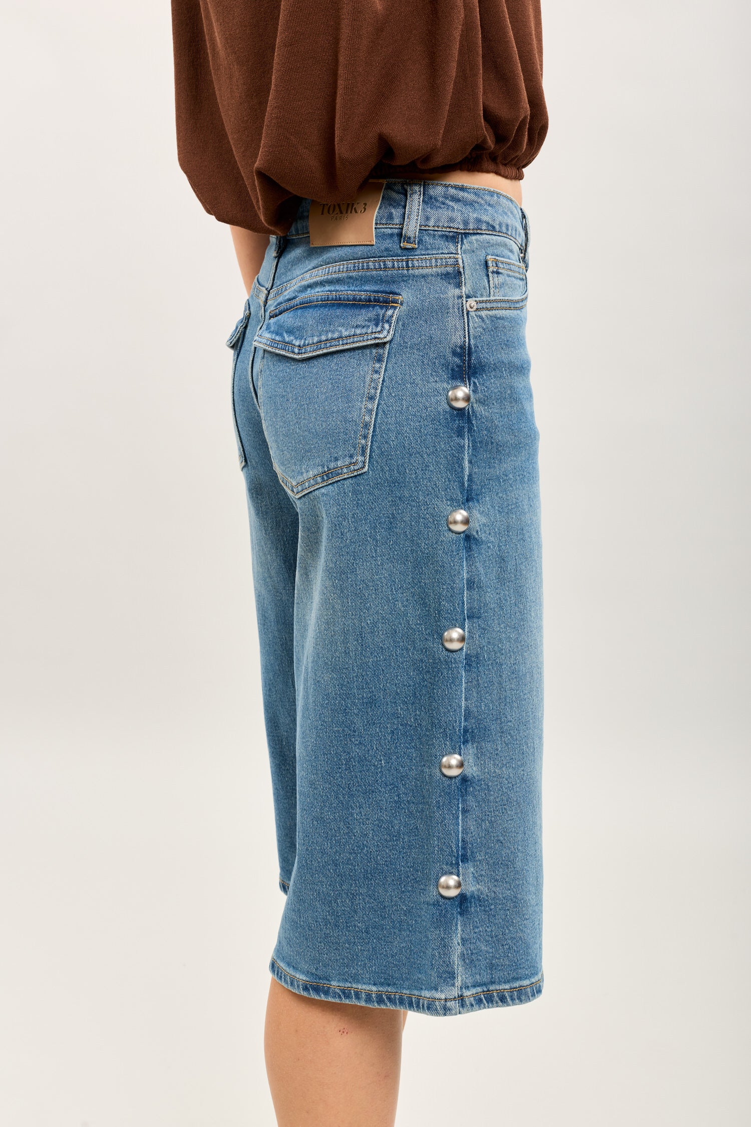 Toxik3 bermuda wide denim stretch détails clous