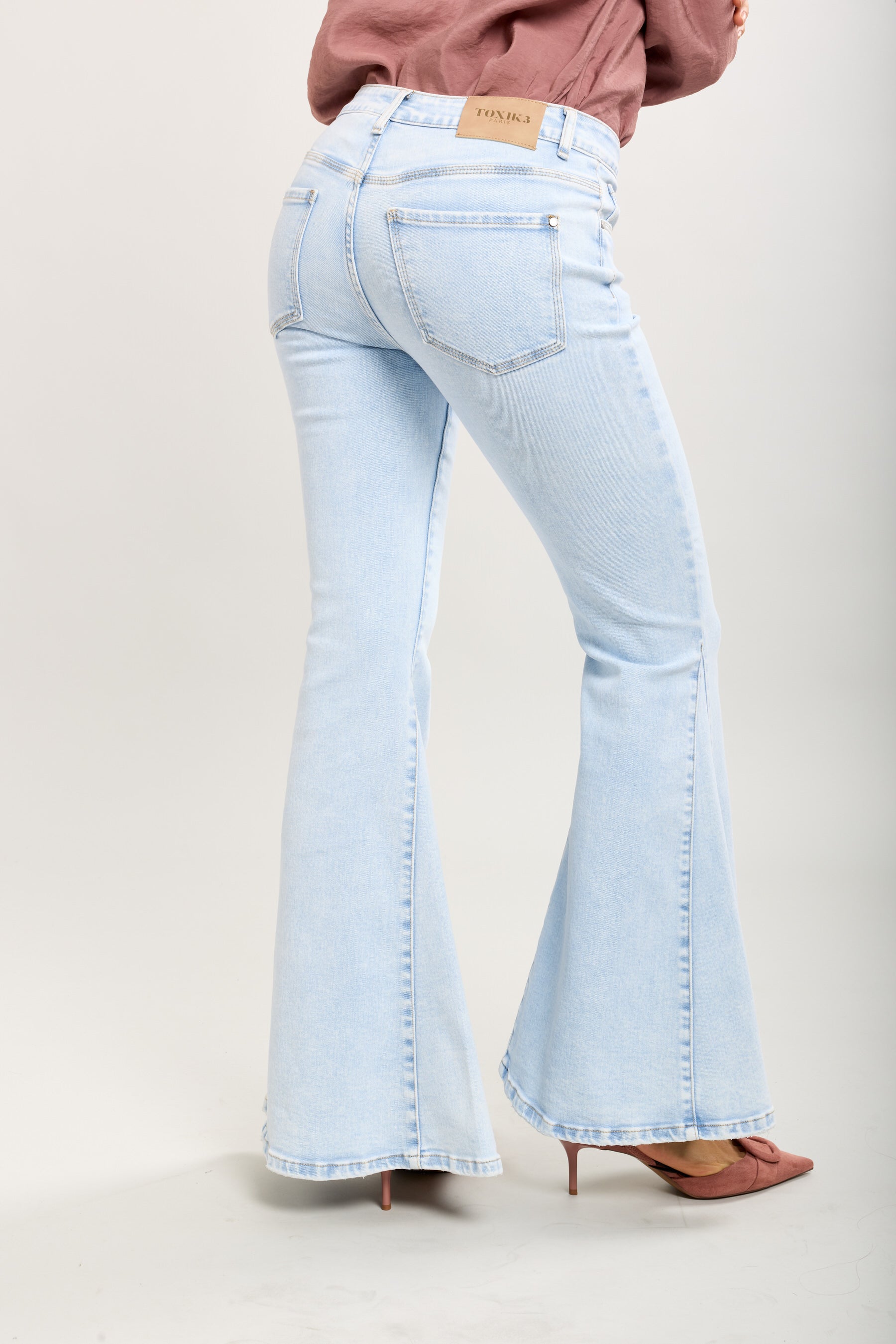 Gerippte, ausgestellte Stretch-Jeanshose von Toxik3