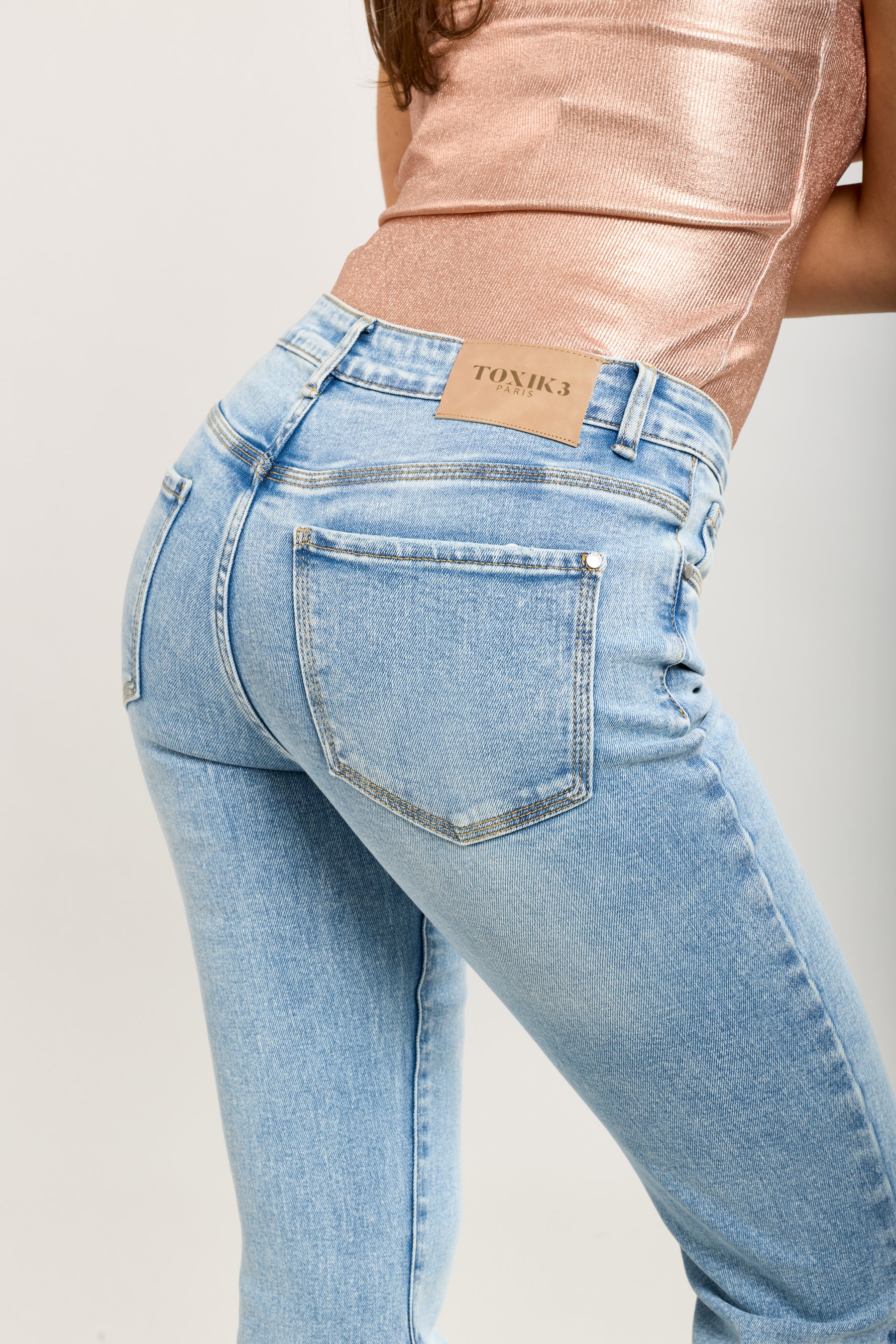 Gerippte, ausgestellte Stretch-Jeanshose von Toxik3