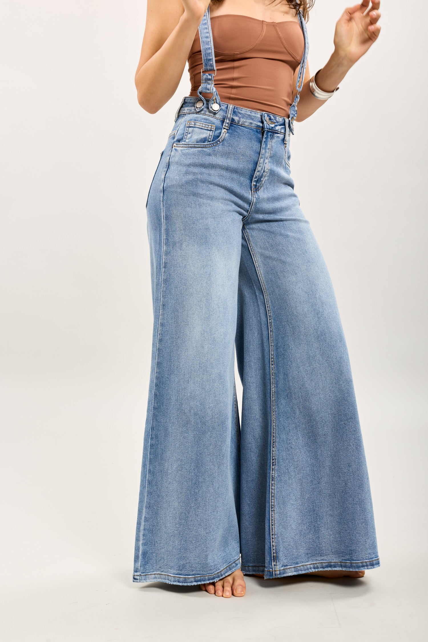 Toxik3 pantalon wide en jean stretch à bretelles