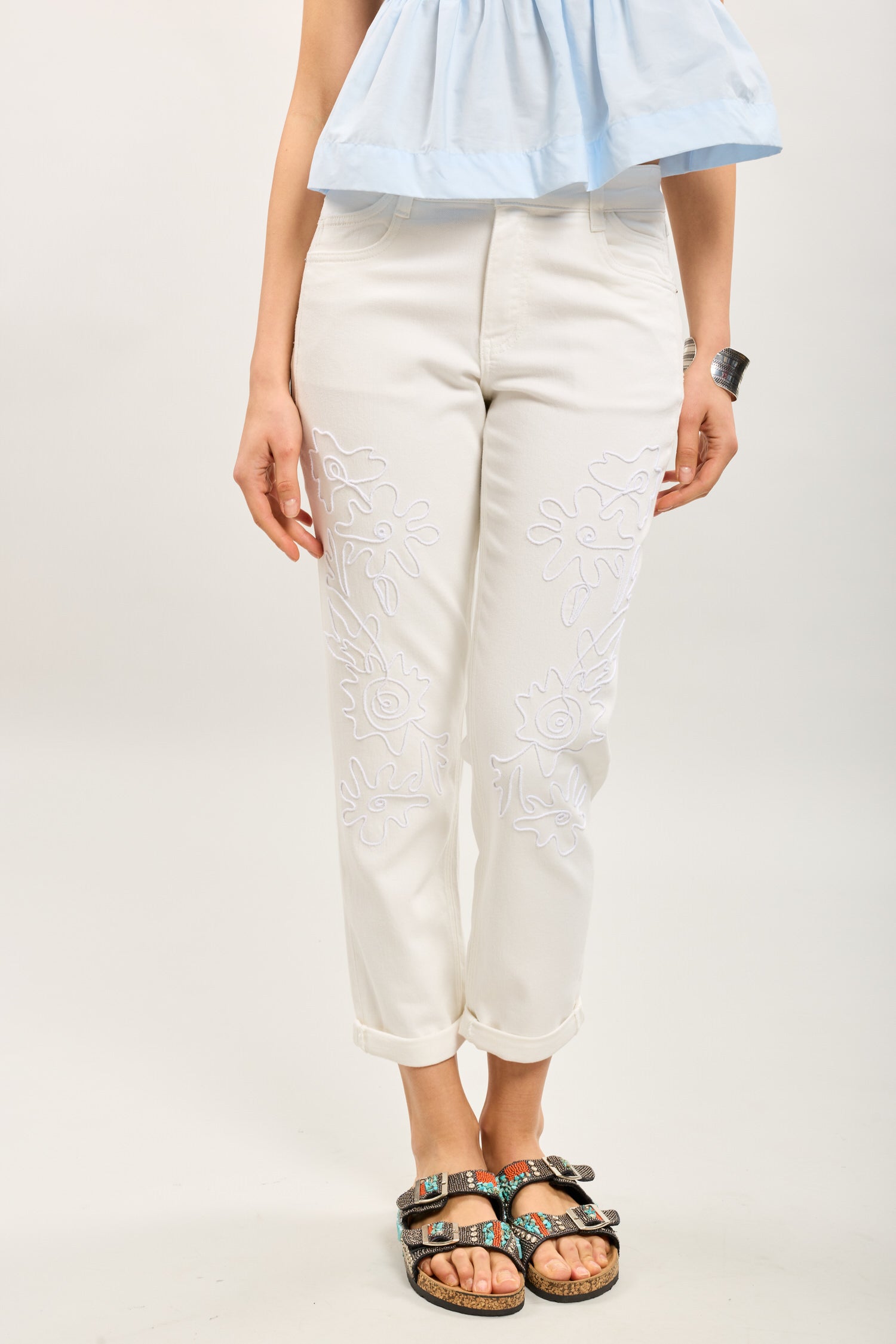 Toxik3 pantalon jean mom détails motifs fleurs brodés