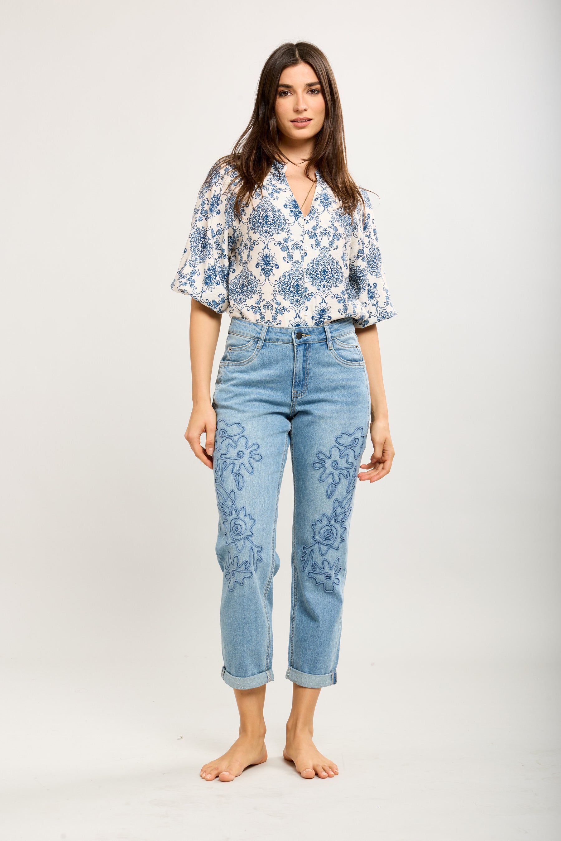 Toxik3 pantalon jean mom détails motifs fleurs brodés