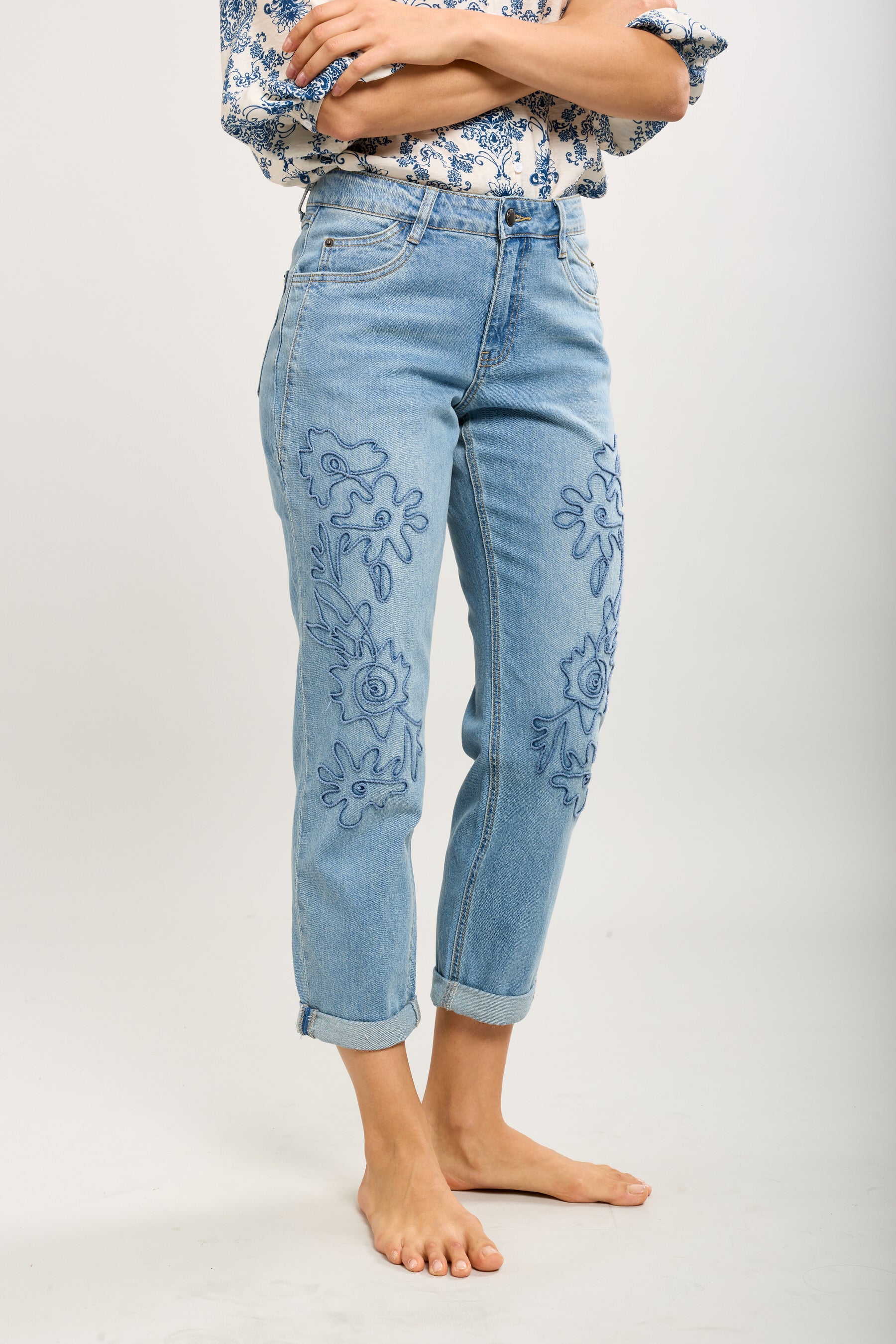 Toxik3 pantalon jean mom détails motifs fleurs brodés