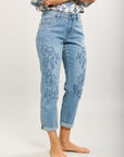 Toxik3 pantalon jean mom détails motifs fleurs brodés