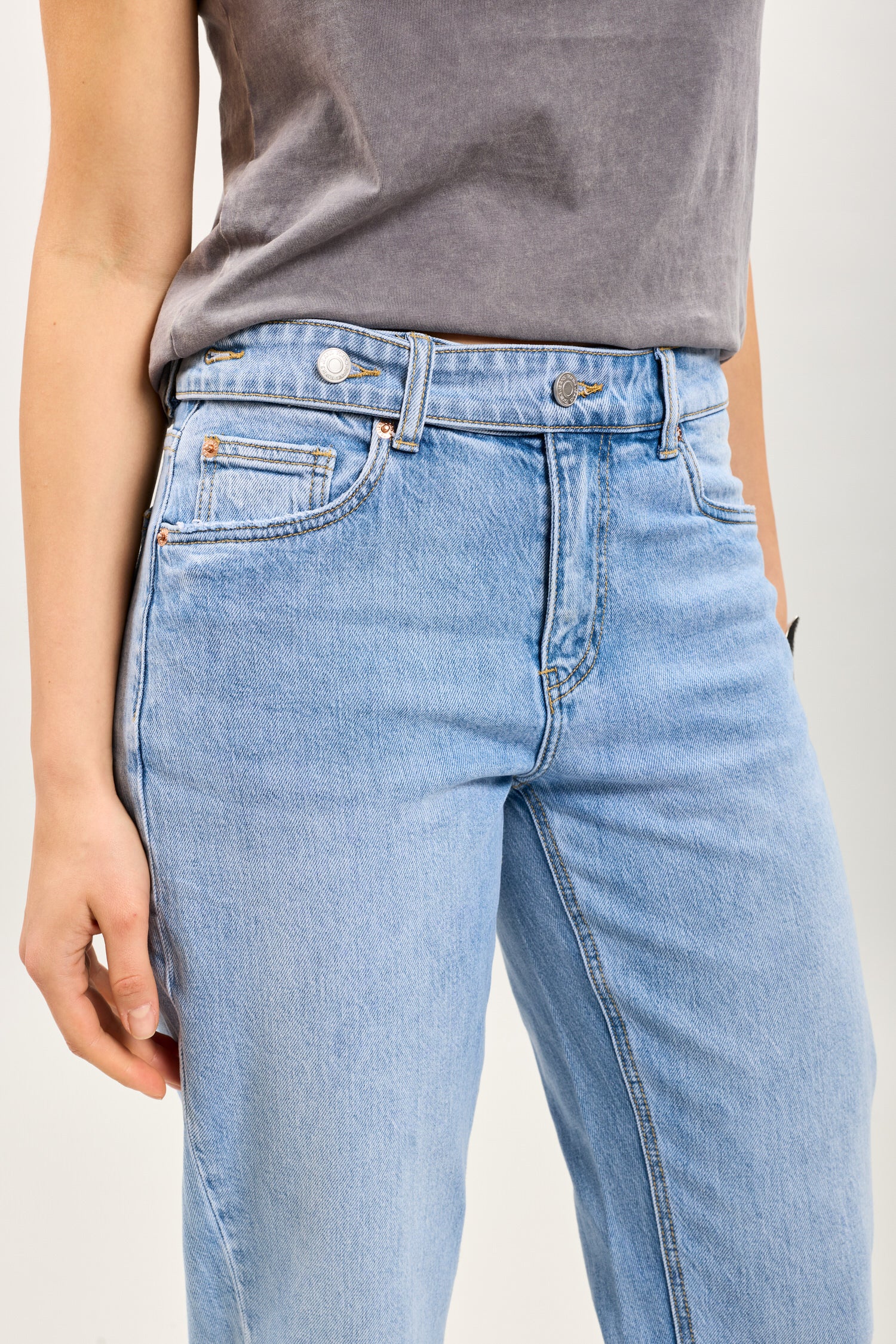 Pantalones vaqueros mom elásticos Toxik3 con cinturón con botones