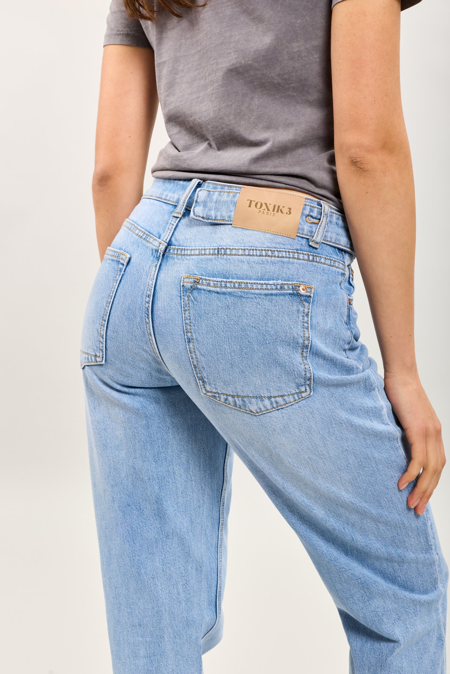 Pantalones vaqueros mom elásticos Toxik3 con cinturón con botones