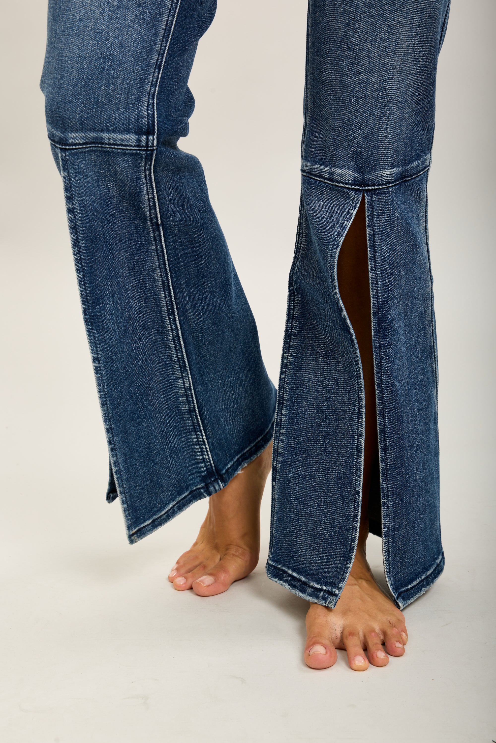 Pantalones vaqueros bootcut de denim elástico Toxik3 con aberturas