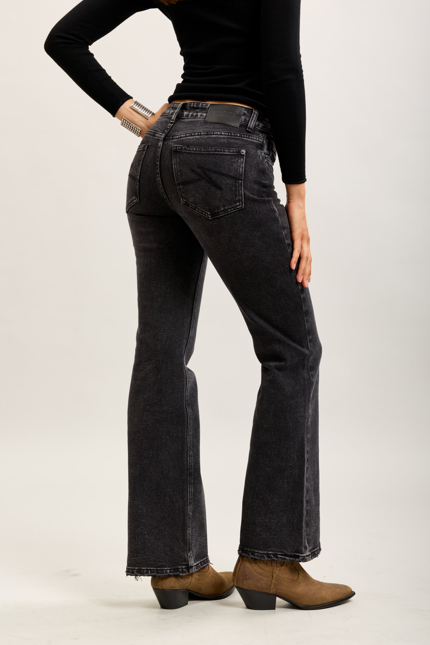 Toxik3 Bootcut-Jeanshose aus Stretch-Denim mit abgesteppten Taschen