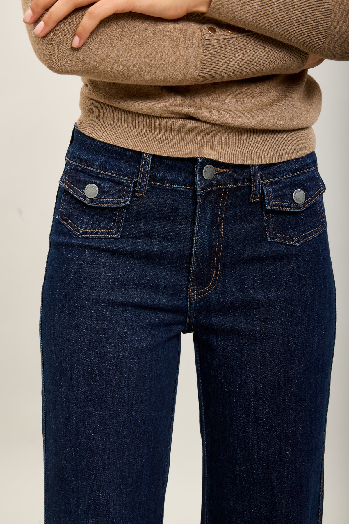 Toxik3 stretch denim flare jeansbroek met zakken met knopen