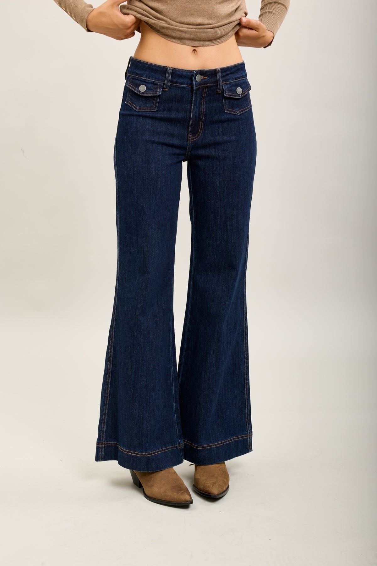 Toxik3 stretch denim flare jeansbroek met zakken met knopen