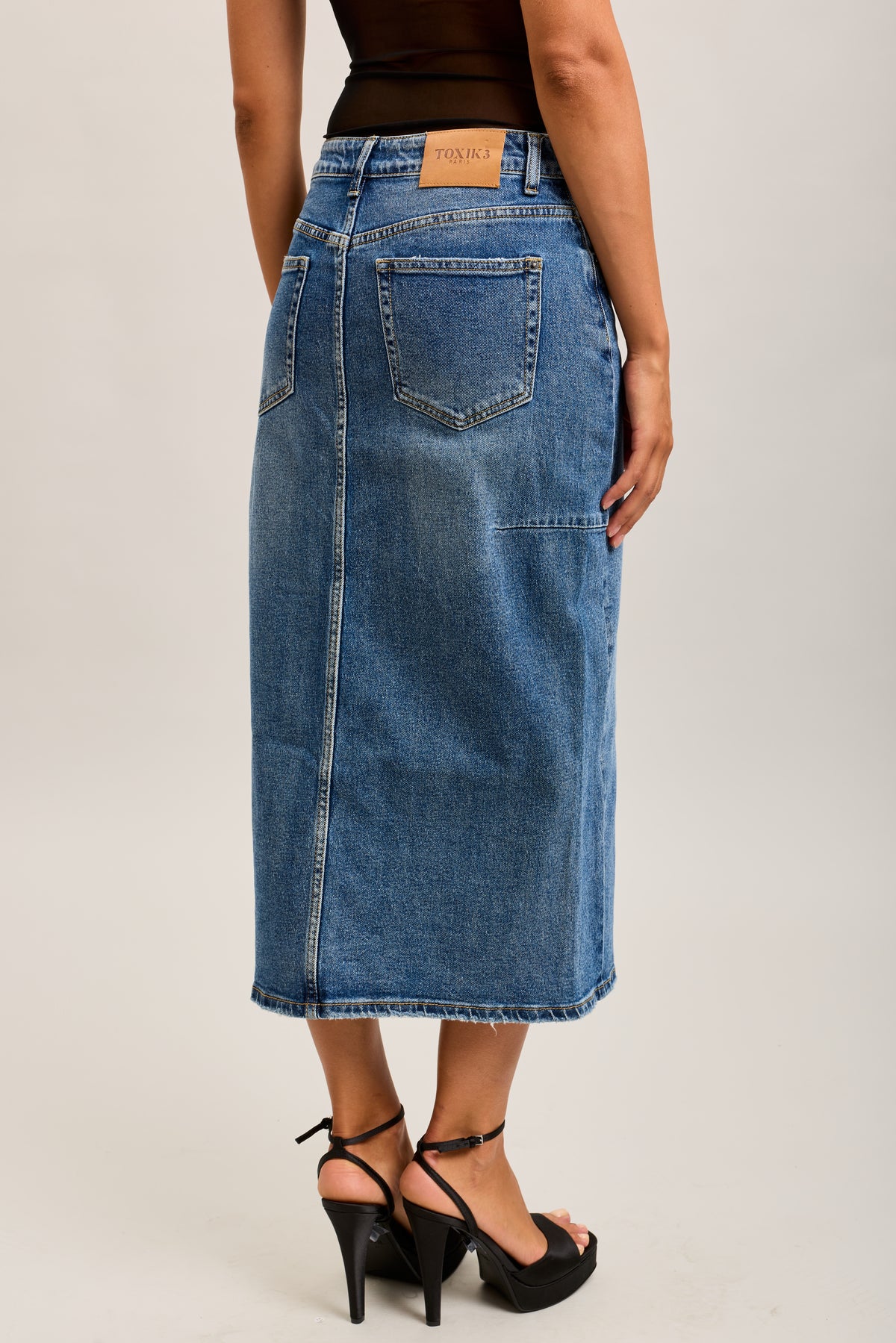 Toxik3 mittellanger, geschlitzter Denim-Bleistiftrock mit asymmetrischer Konstruktion