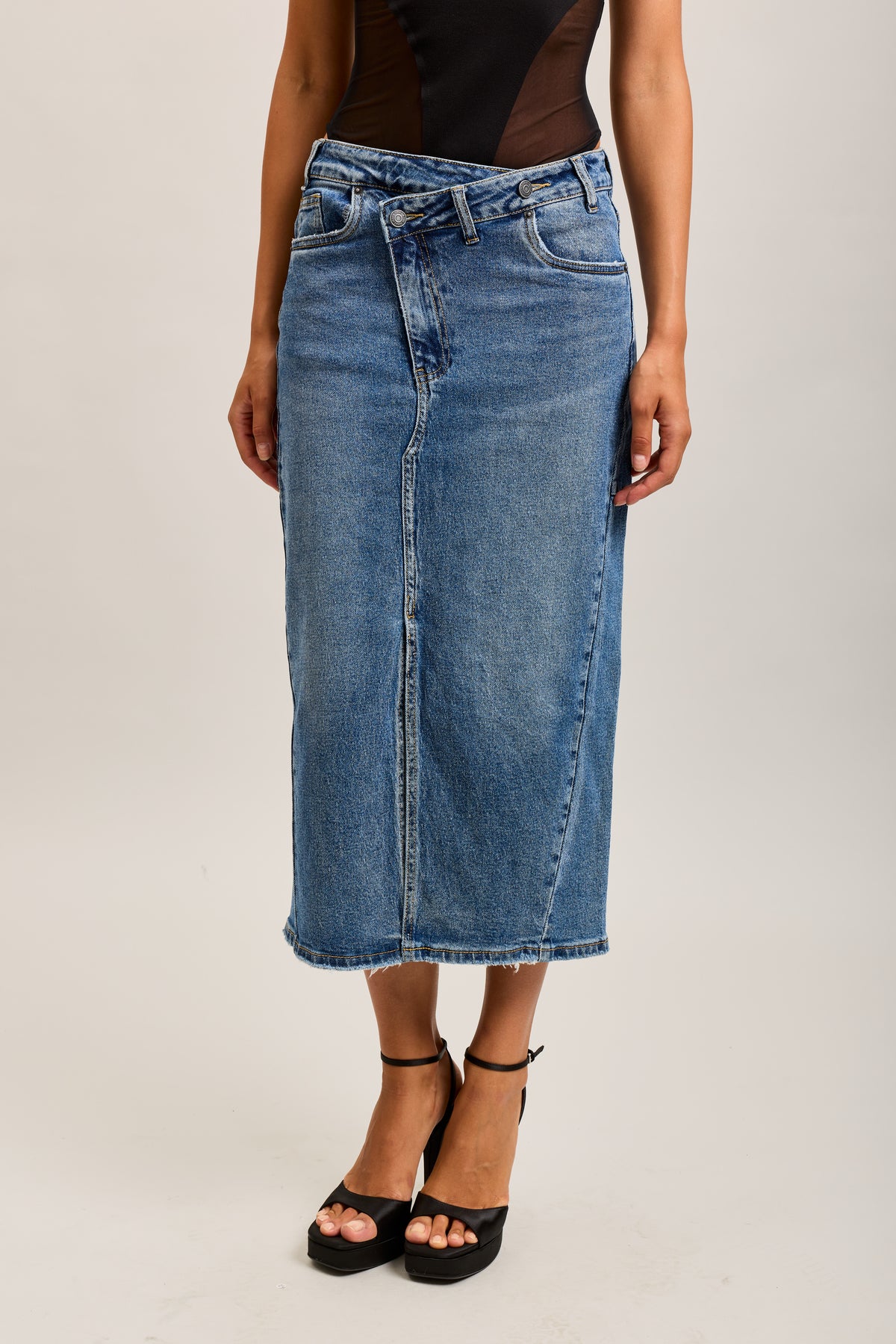 Toxik3 mittellanger, geschlitzter Denim-Bleistiftrock mit asymmetrischer Konstruktion
